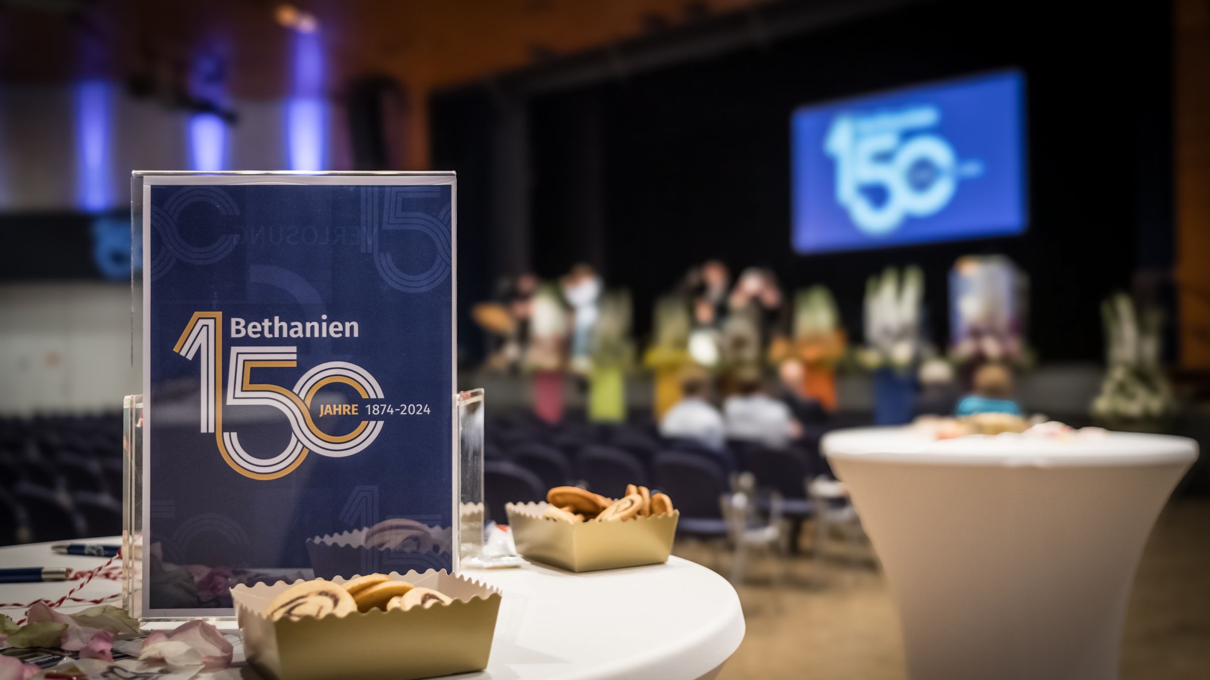 Das 150 Jahre Logo im Fokus vor der Festveranstaltungs-bühne