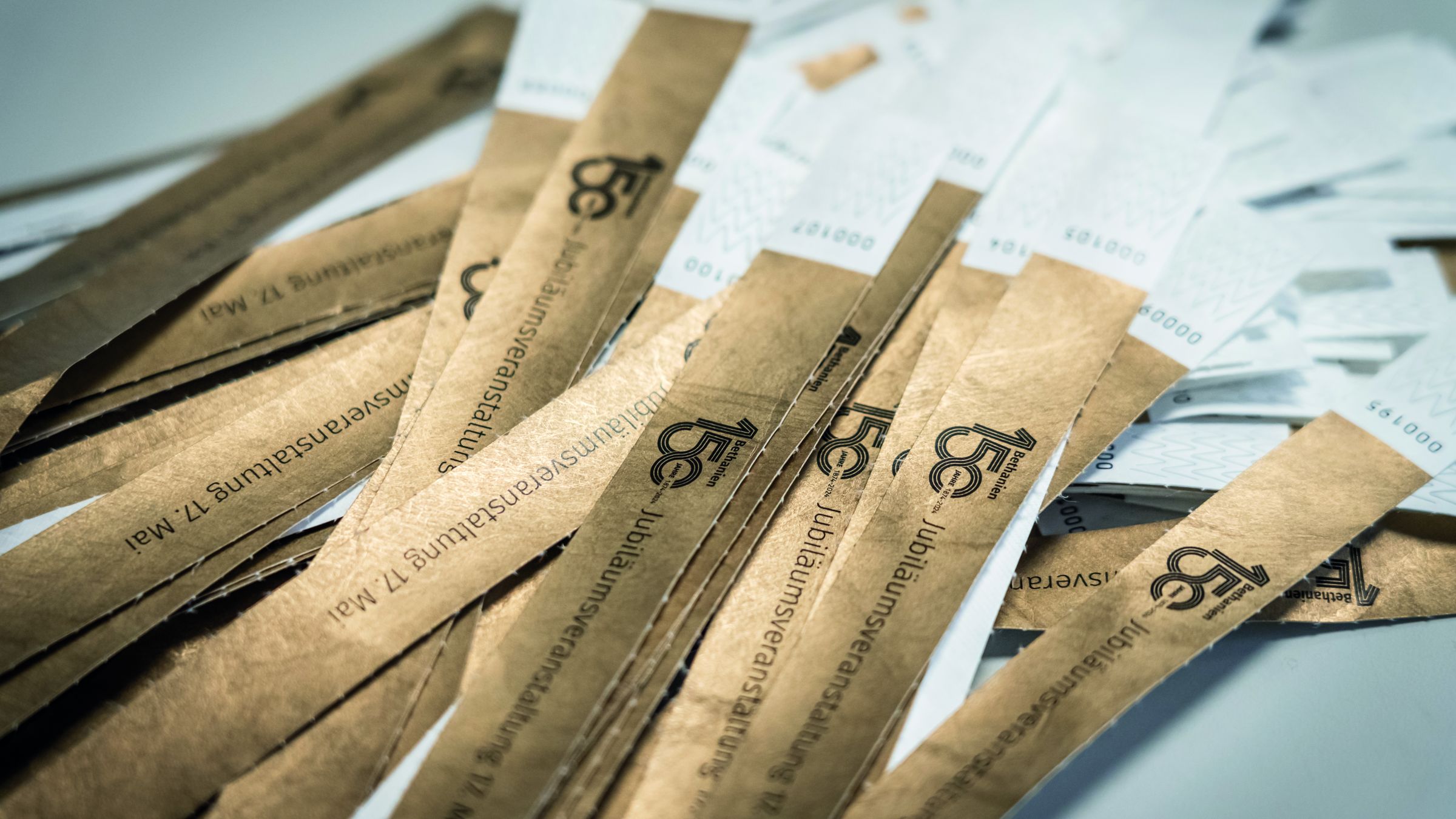 Die Eintrittsbänder für die Festveranstaltung