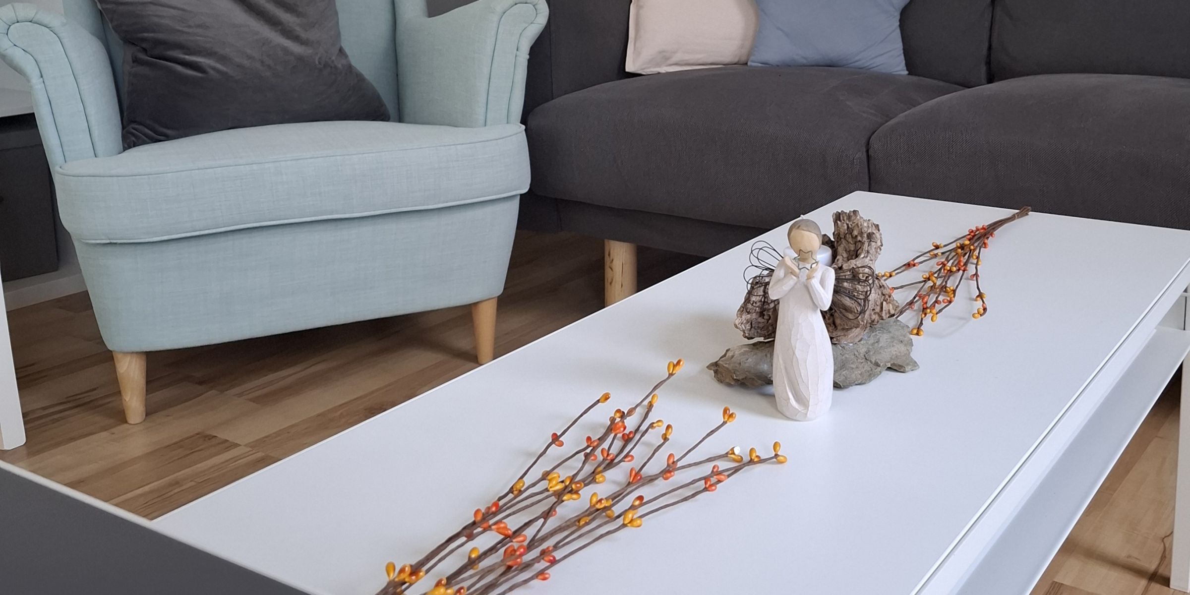 Nahaufnahme der Sitzecke mit einem Engel auf dem Tisch