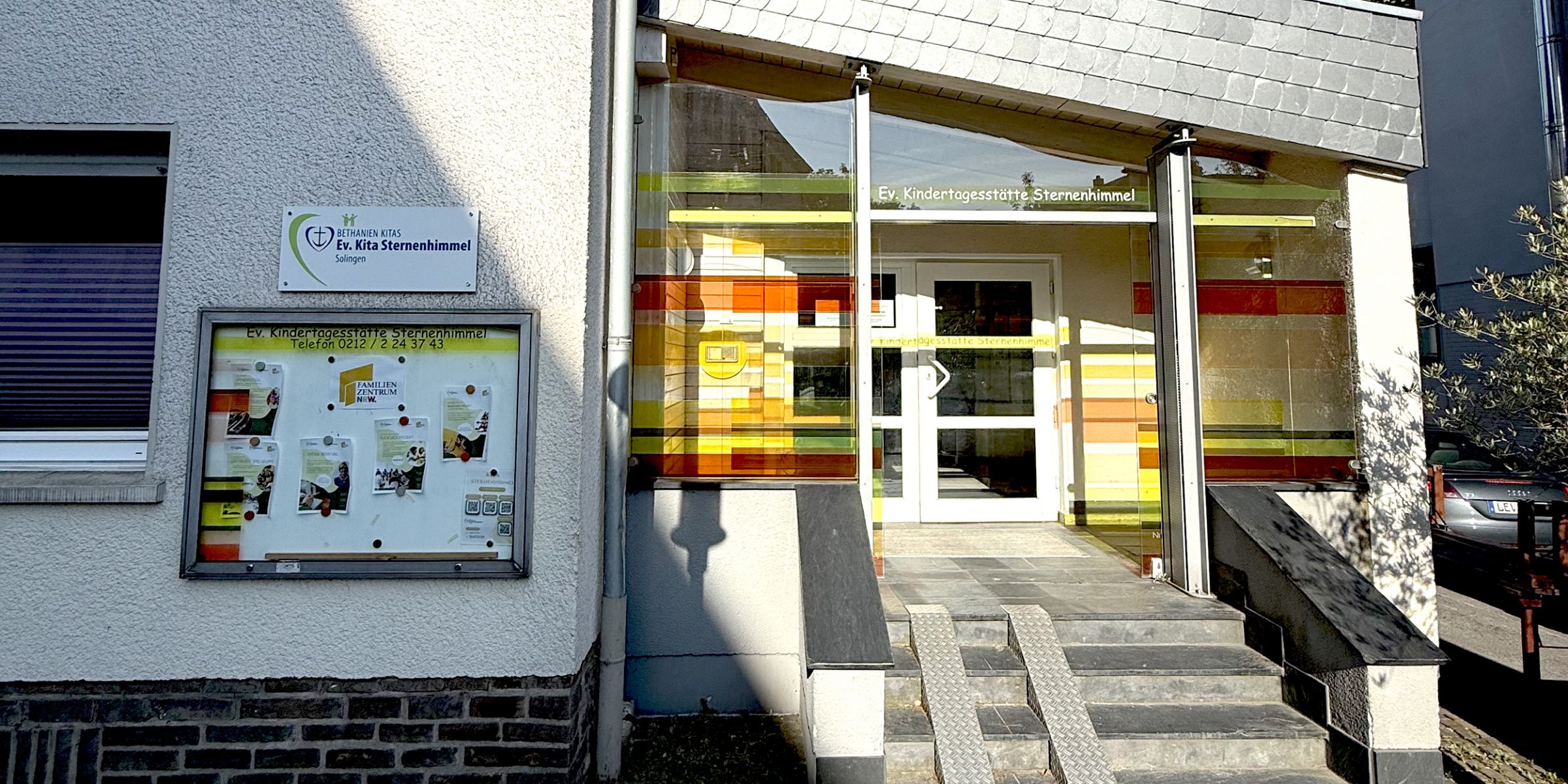 Der Eingang des Gebäudes der Ev. Kita Sternenhimmel.