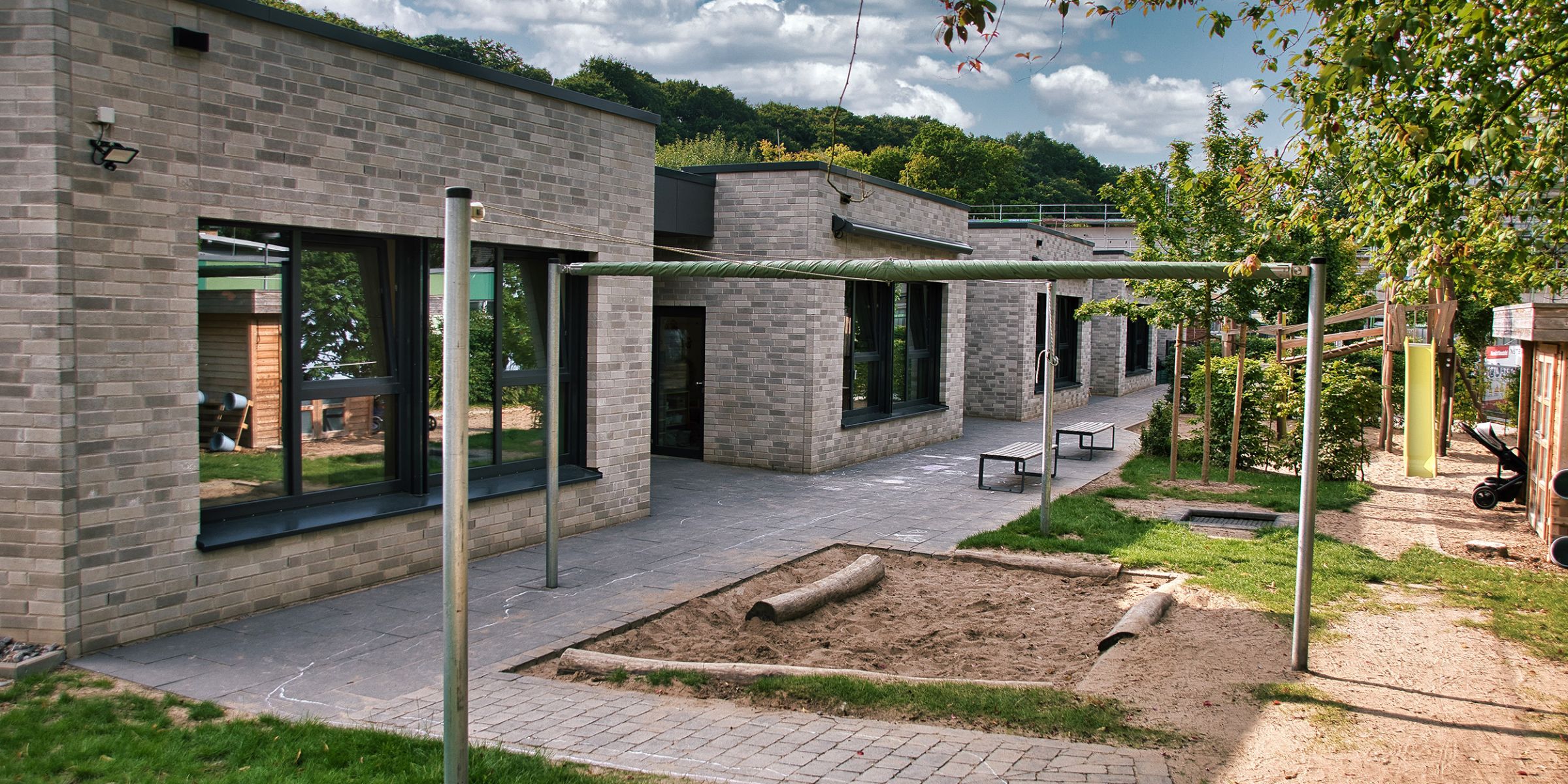 Das Außengelände und Gebäude der Kita Blütenzwerge. 