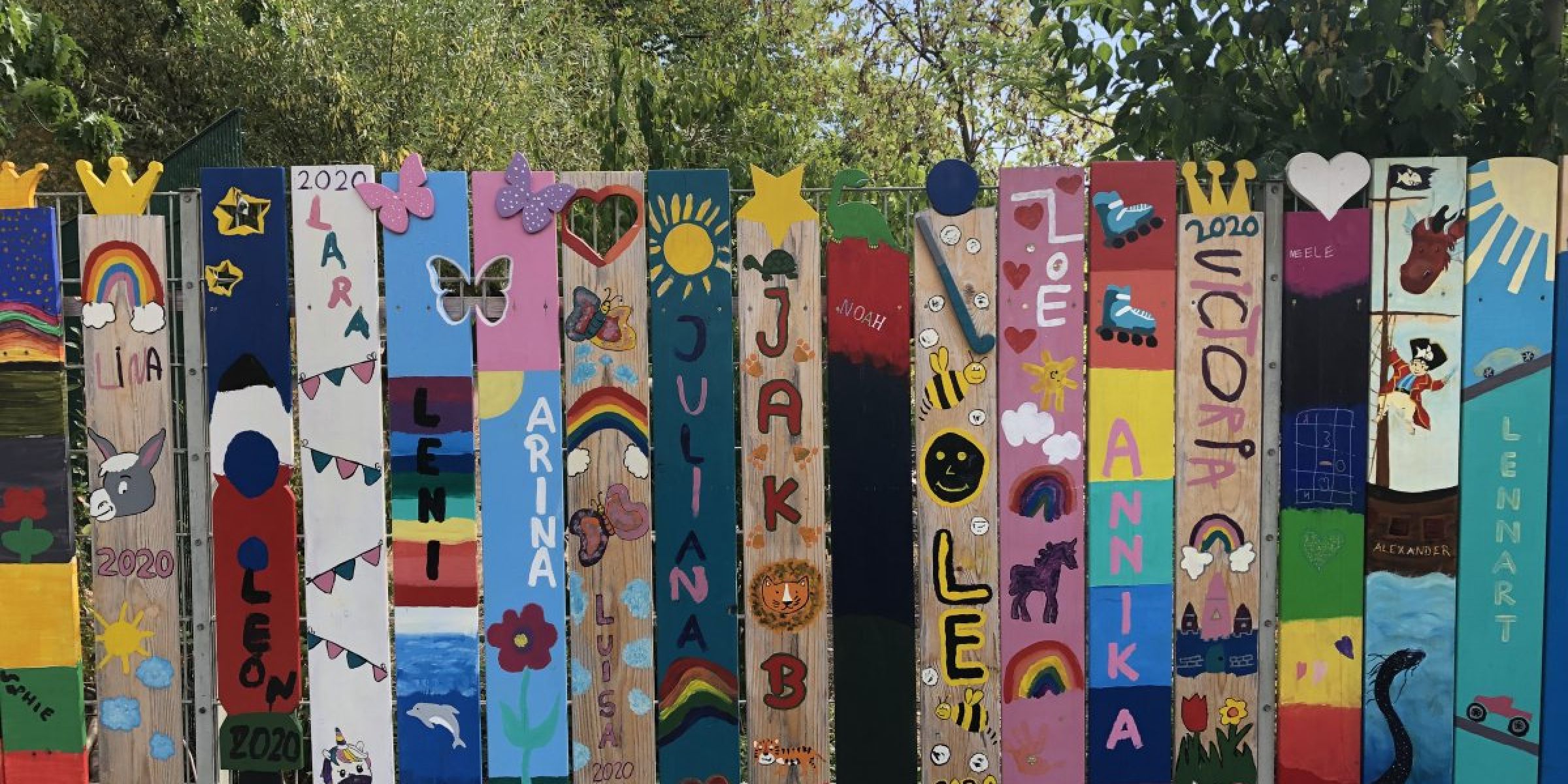 Der Zaun der Ev. Kita Hochstraß in bunten Farben 