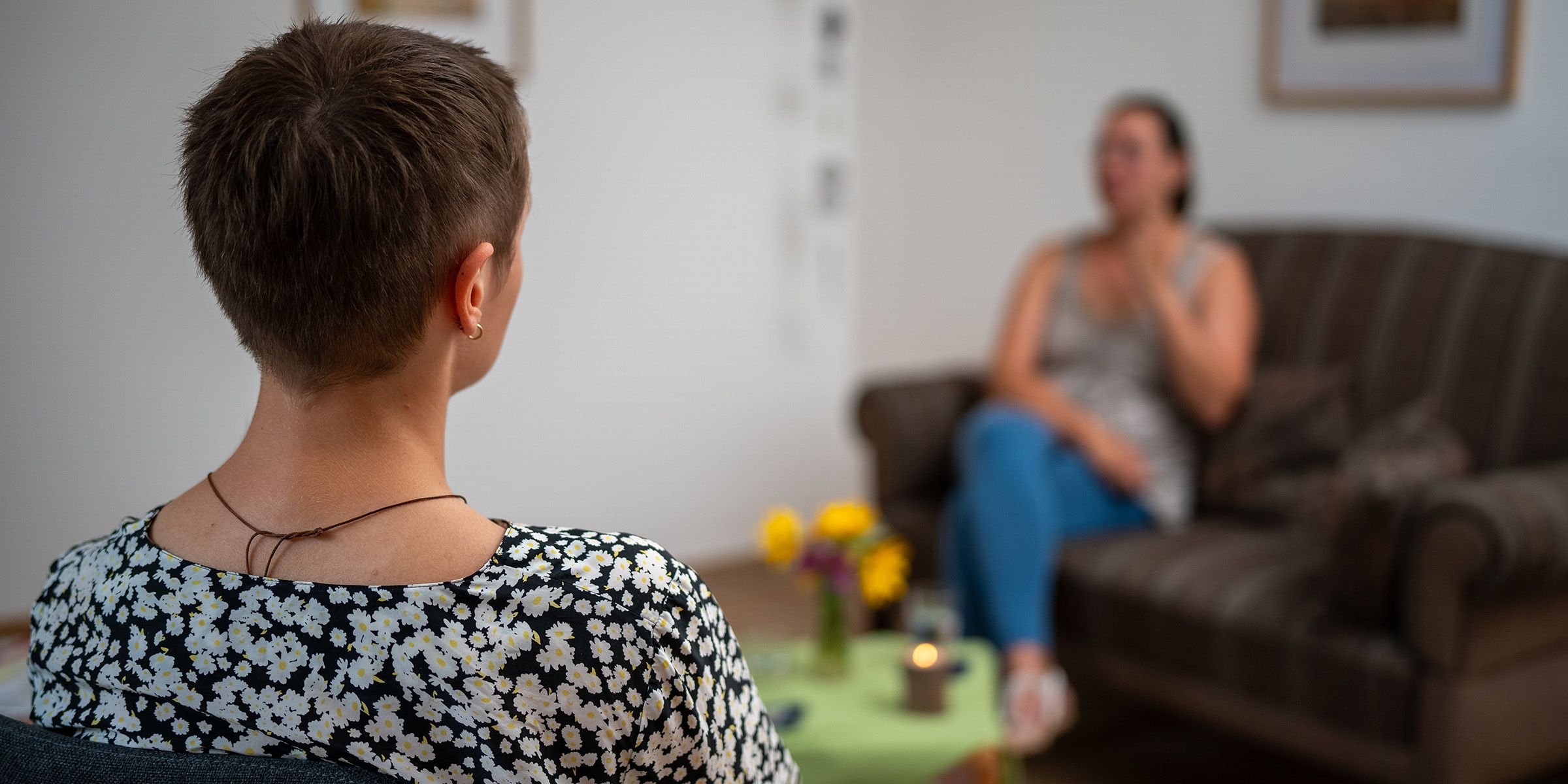 Der Alltag der MitarbeiterInnen der Beratungsstelle in einem Gespräch mit einer betroffenen Person.