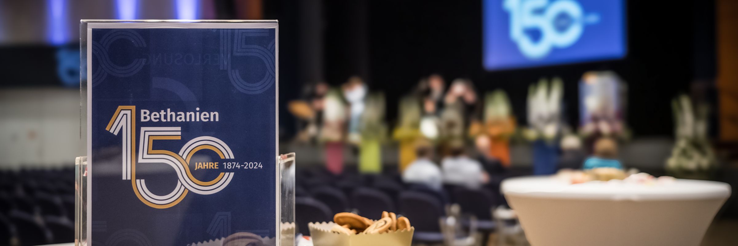 Das 150 Jahre Logo im Fokus vor der Festveranstaltungs-bühne
