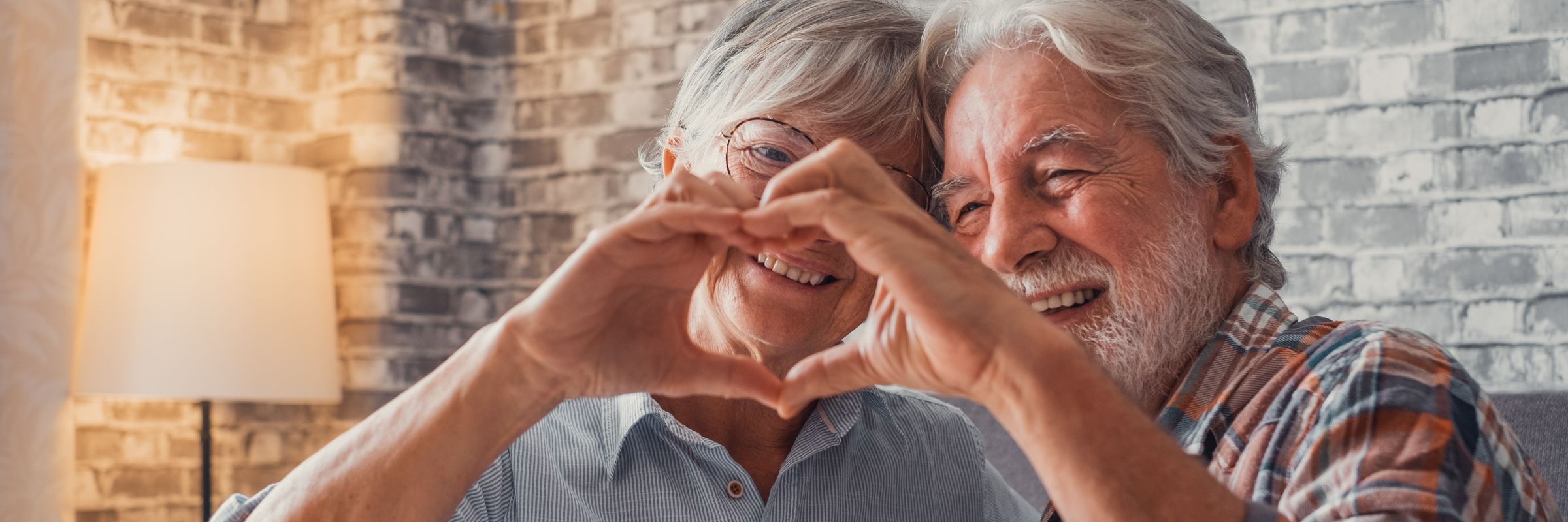 Zwei ältere Menschen lächeln glücklich
