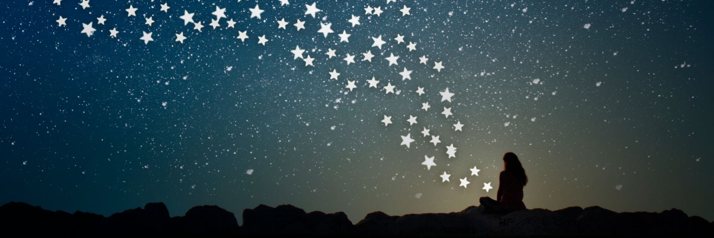 Sterne fliegen von einer Frau in den Nachthimmel