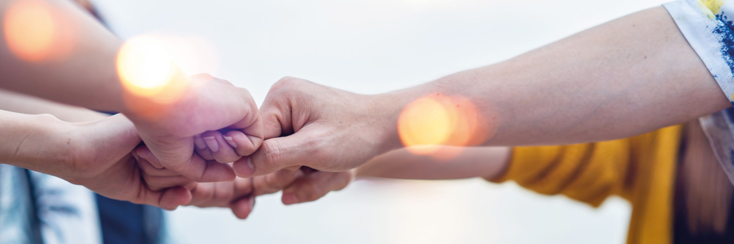 Jugendliche halten ihre Hände zusammen 