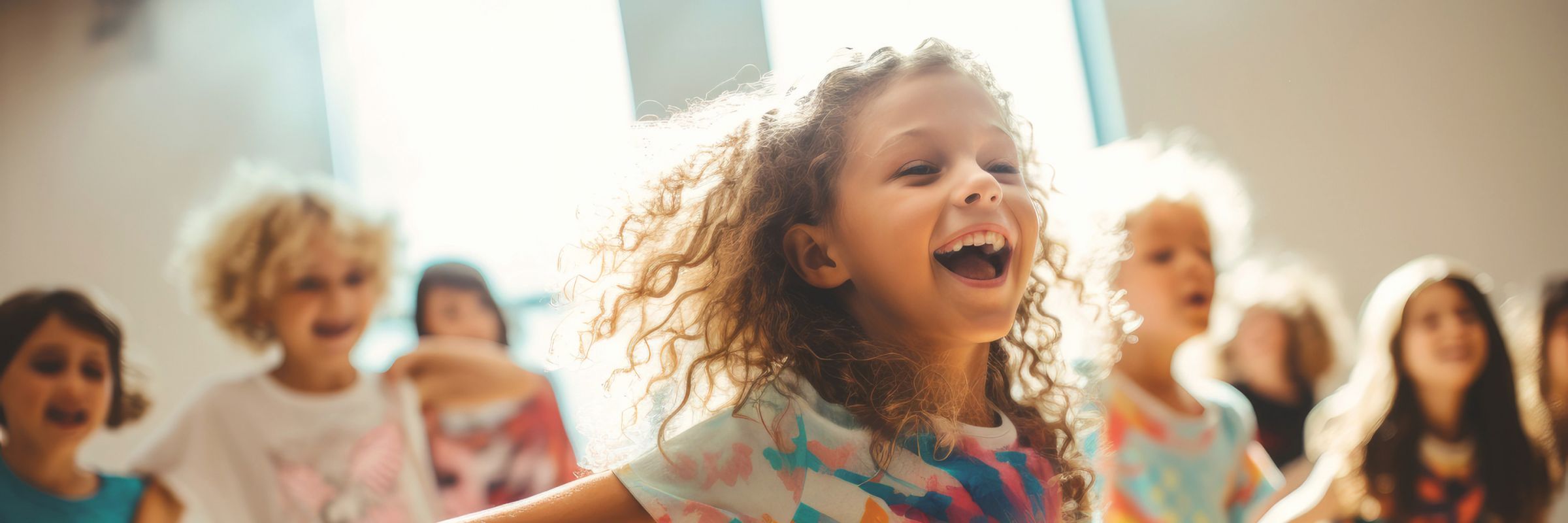 Lachende Kinder spielen zusammen 