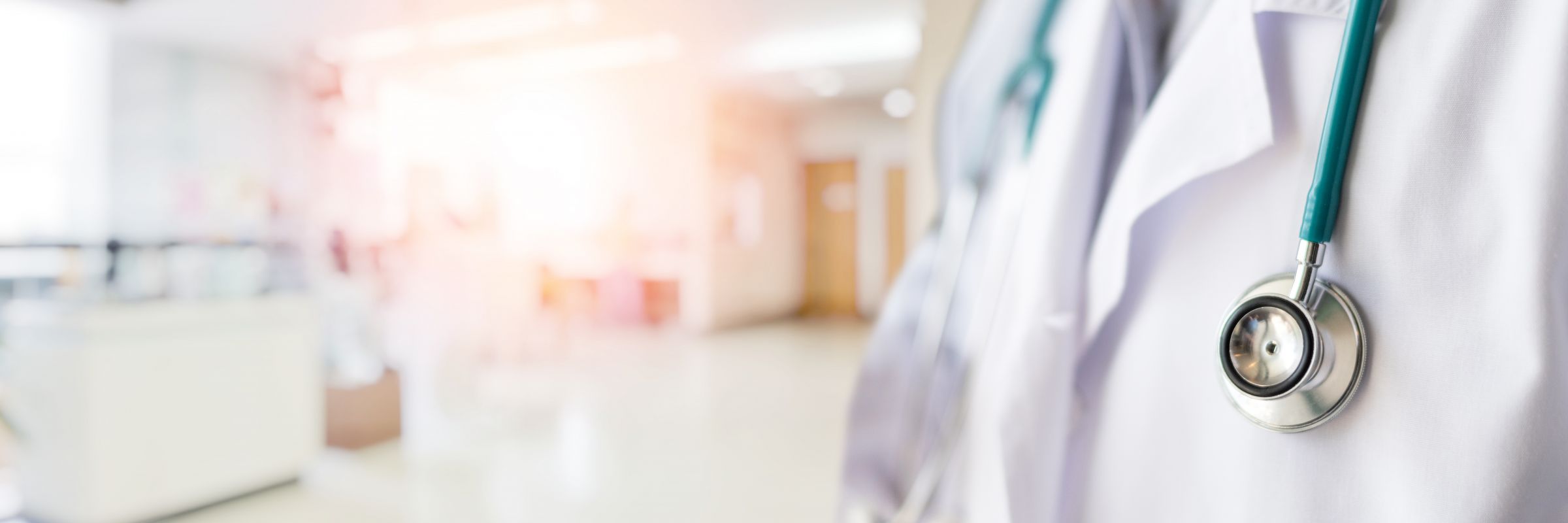 Nahaufnahme eines Arztes mit Stethoskop im Fokus