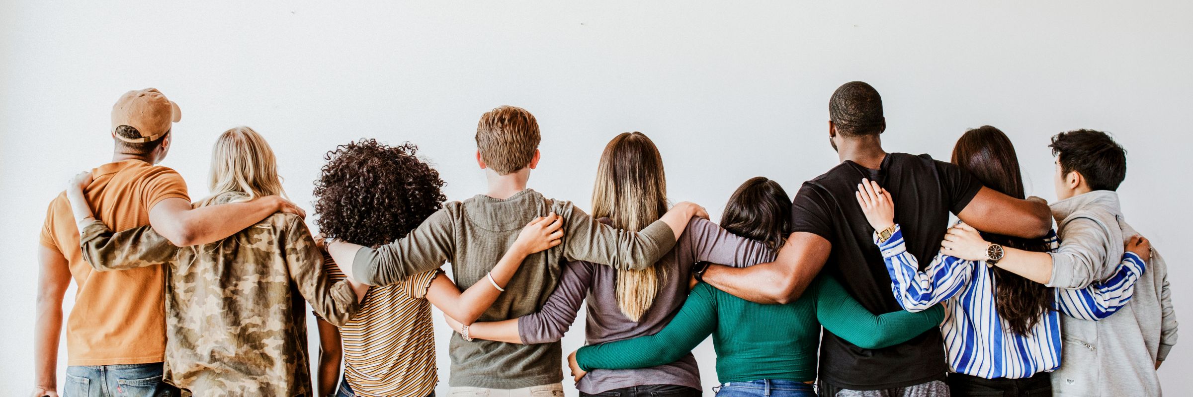 Menschen unterstützen sich und halten sich in den Armen