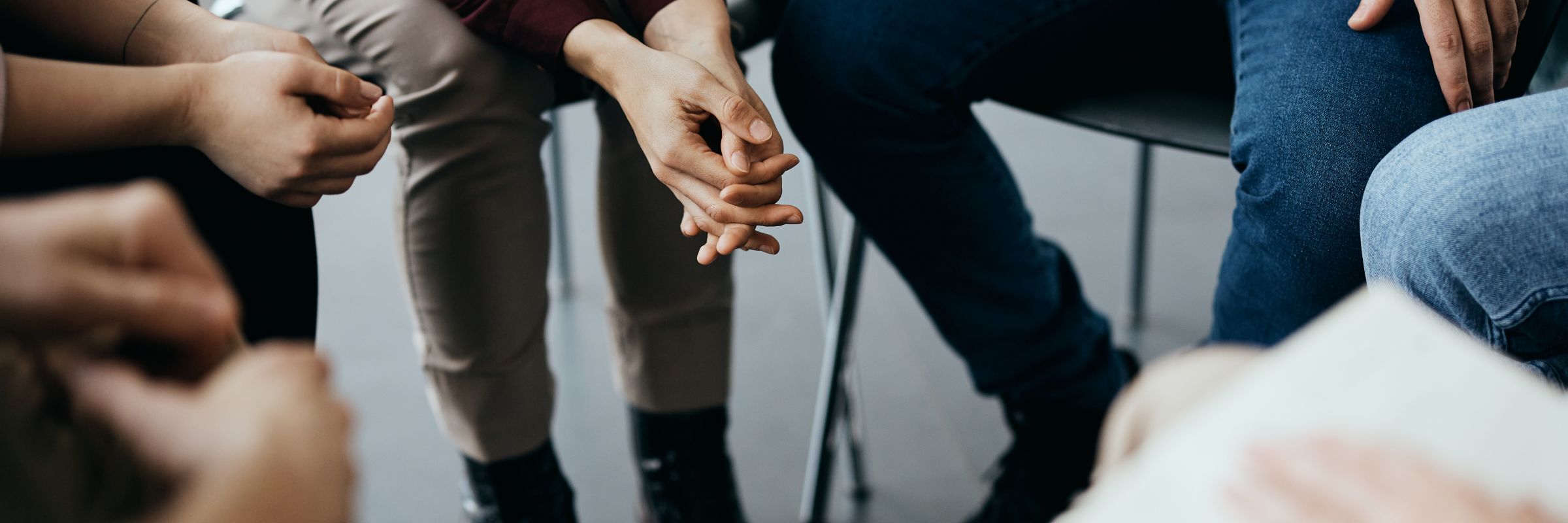 Menschen sitzen im Kreis und leisten sich Beistand