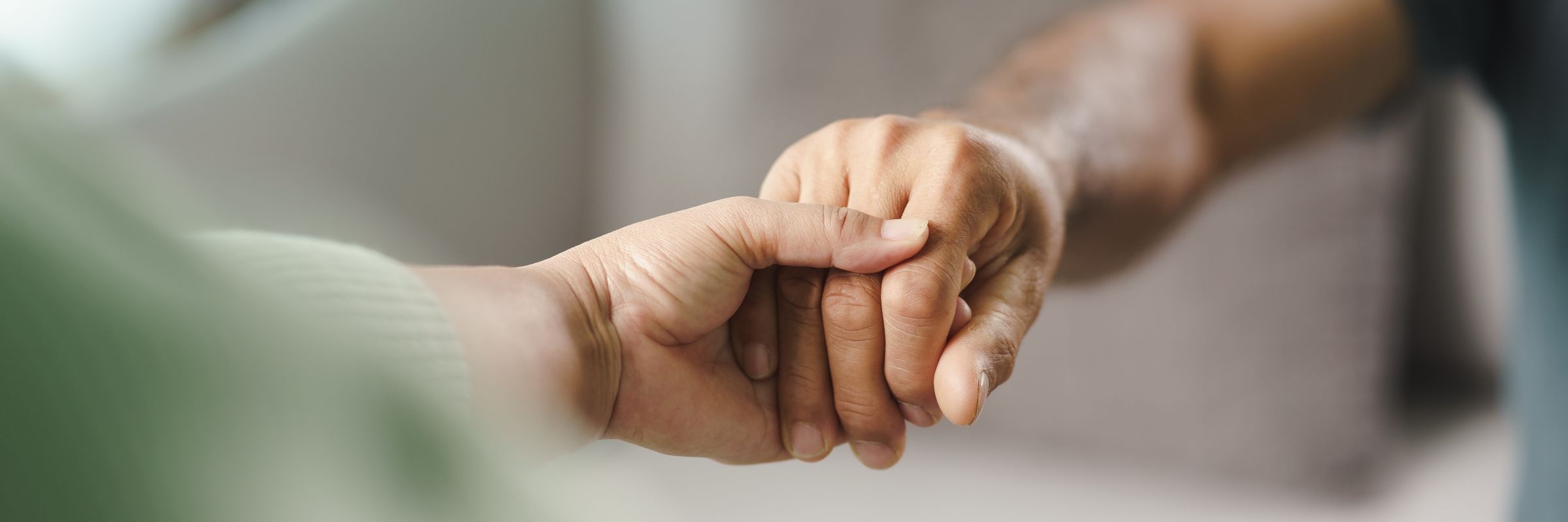 Hände halten sich beistehend