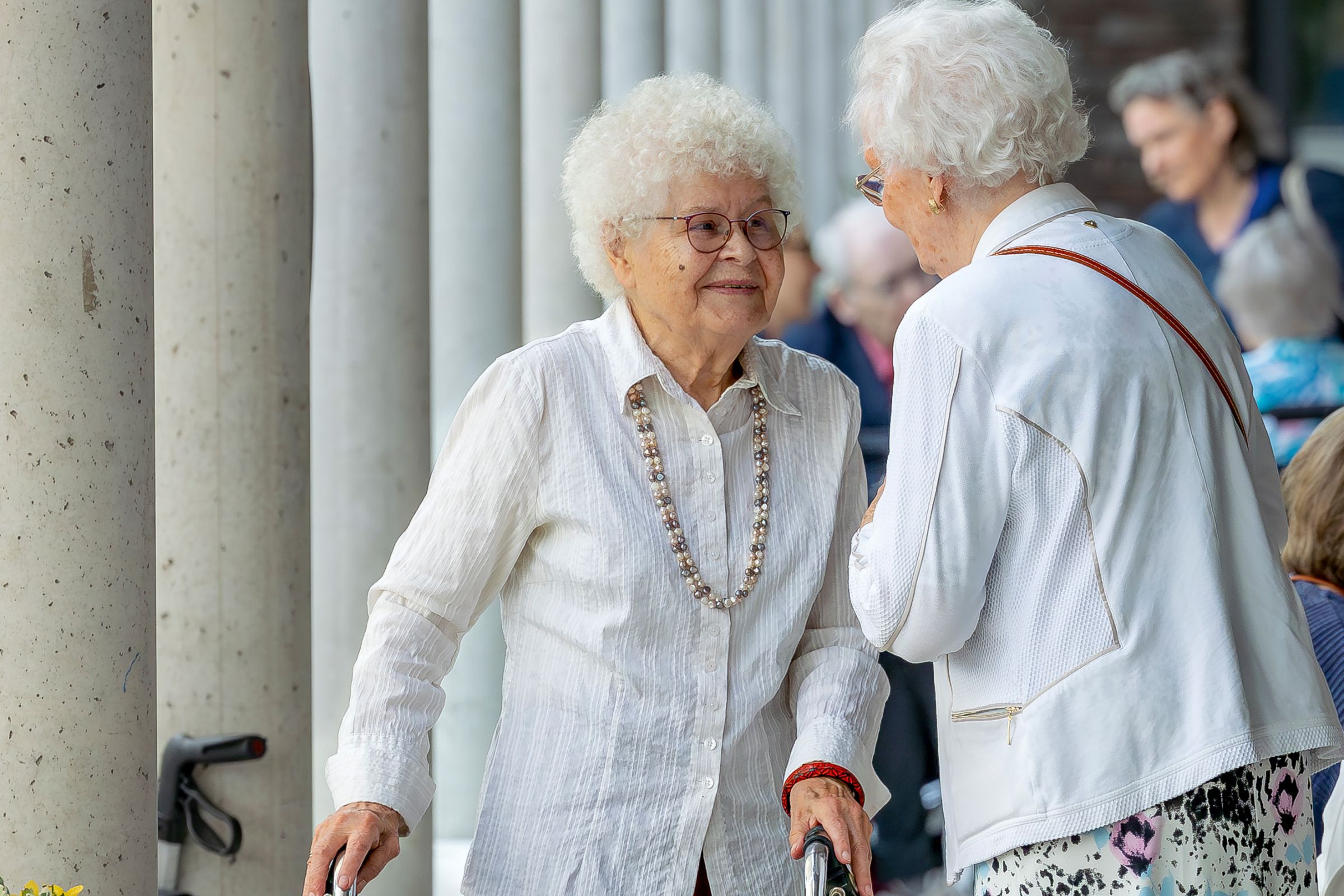 zwei ältere Damen unterhalten sich fröhlich