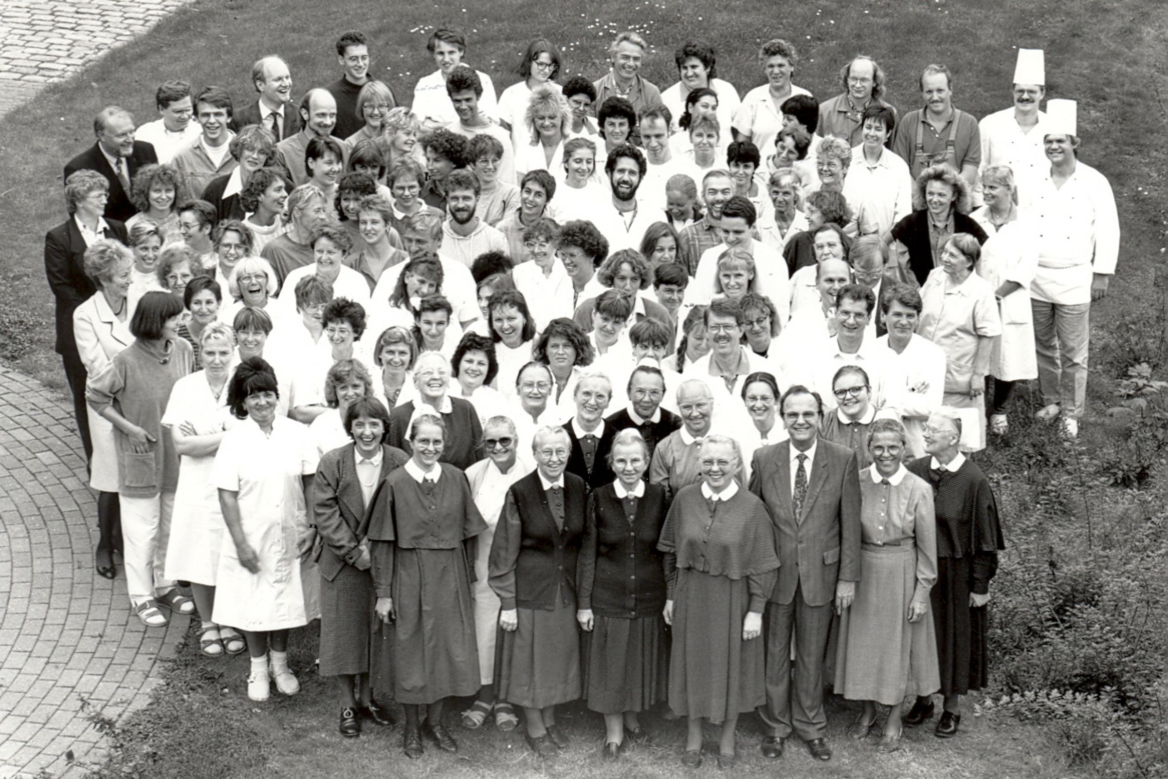 Schwarweißfotografie der Belegschaft des Krankenhauses Hamburg von 1993