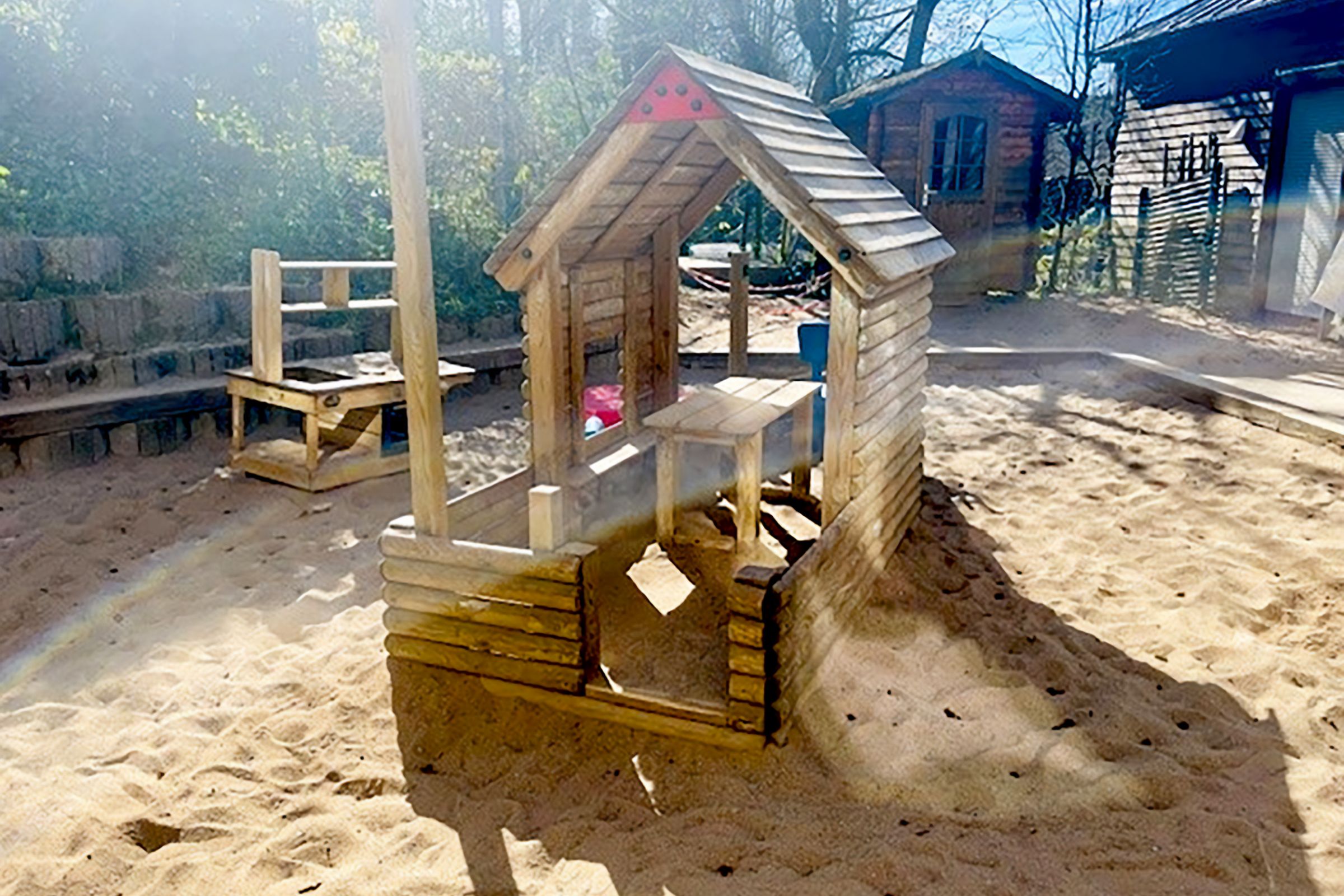 Kleines Außengelände mit Sandkasten der Bethesda-Kita in Wuppertal