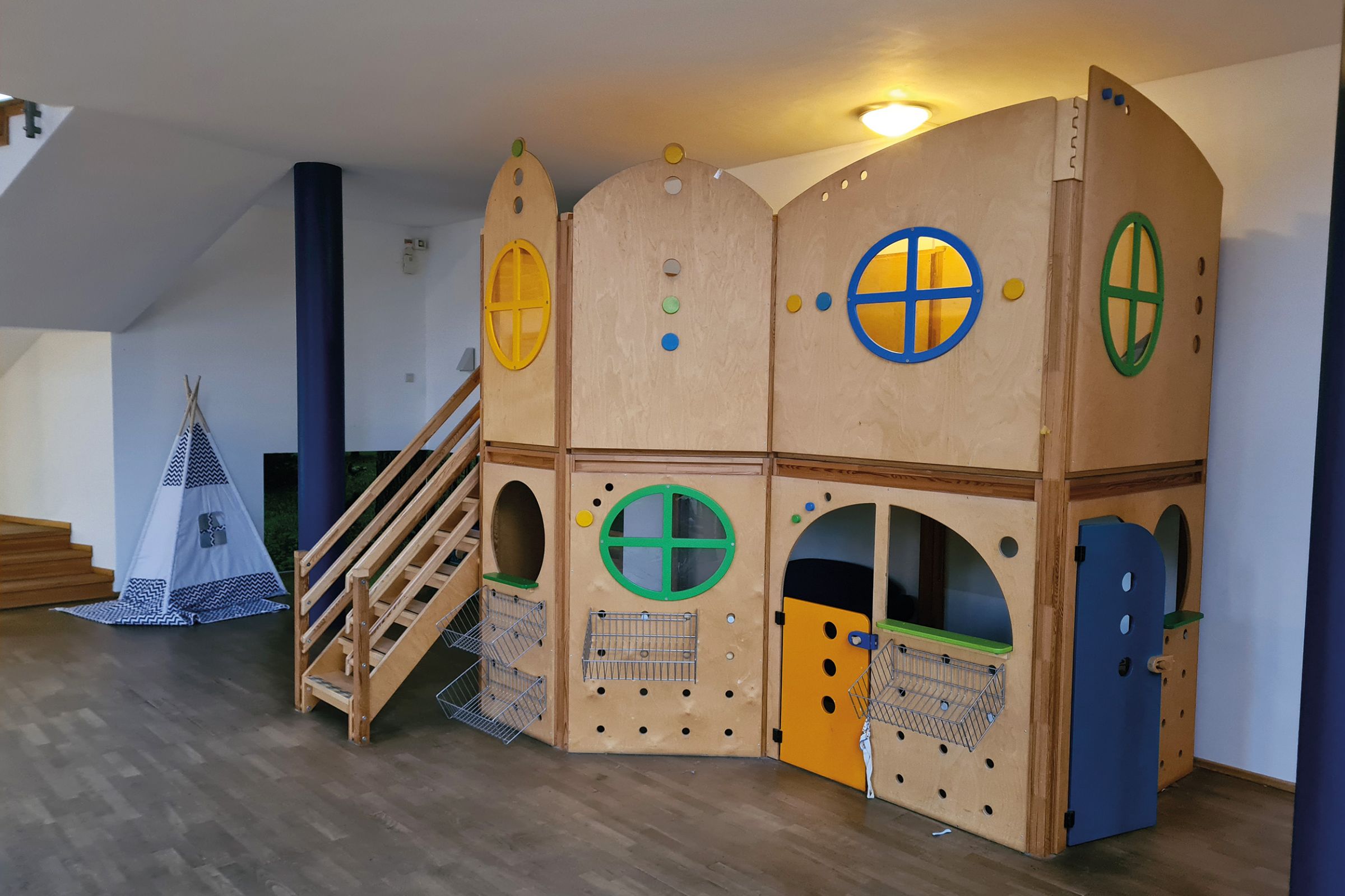 Ein Kletter- und Spielgerüst in den Innenräumen der Bethesda-Kita in Wuppertal