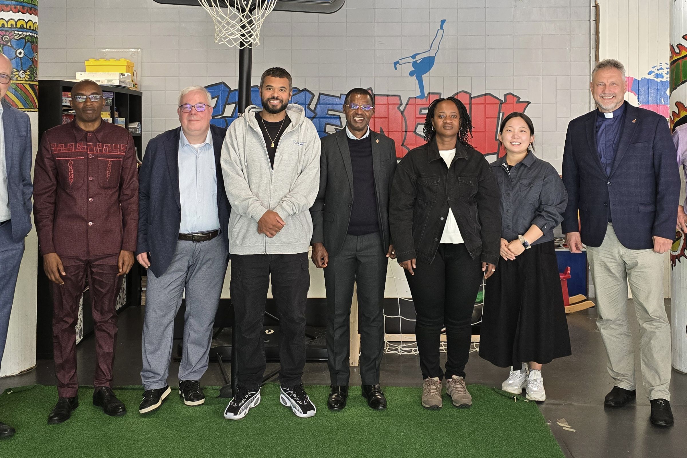 Gruppenbild mit Bischof Dr. Bischof Emmanuel Sinzohagera aus Burundi und Bischof Werner Philipp gemeinsam mit weiteren Personen im Frankfurter Jugendzentrum basement26