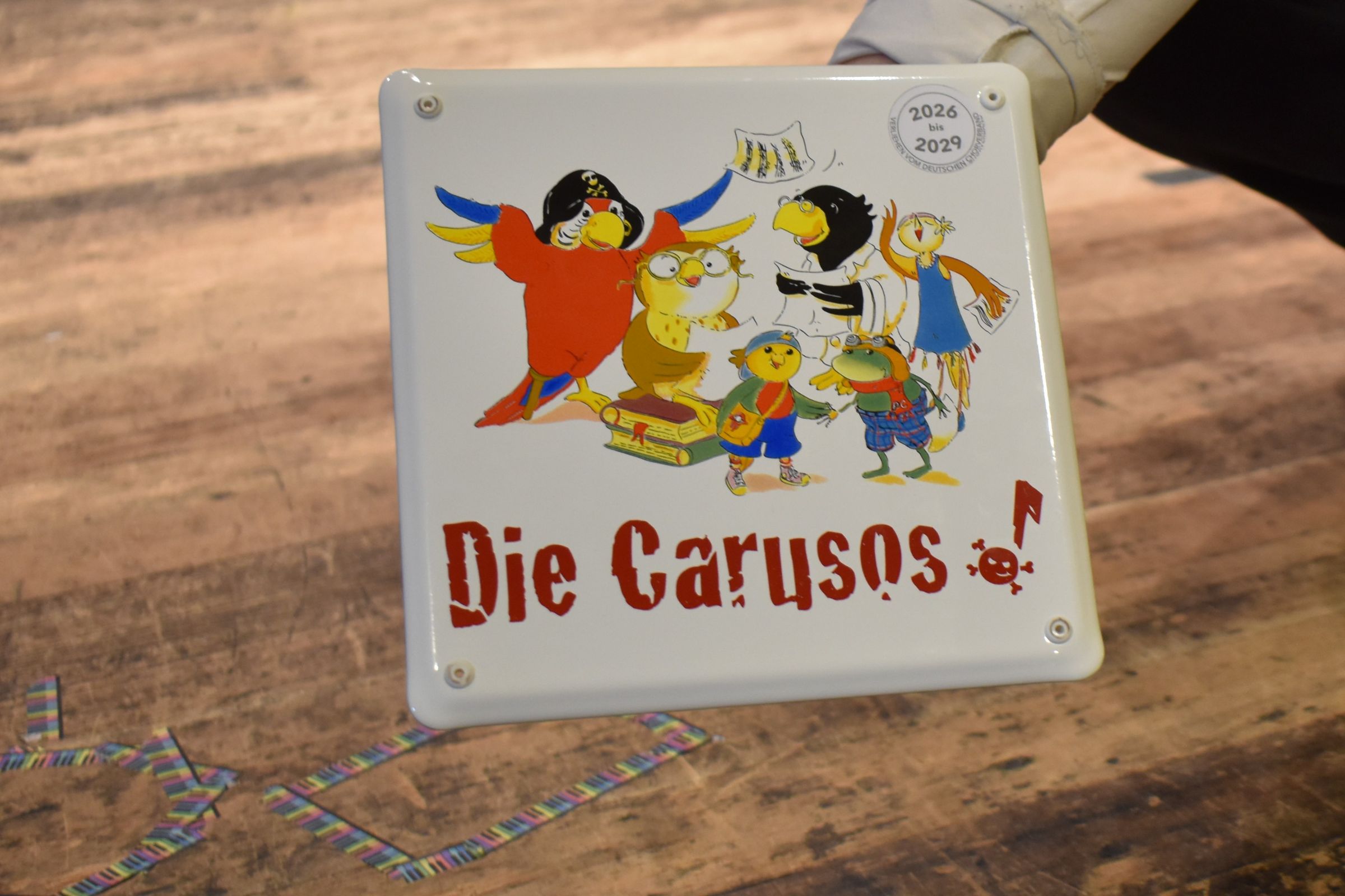 Ein Blechschild mit der Aufschrift Caruso Zertifikat
