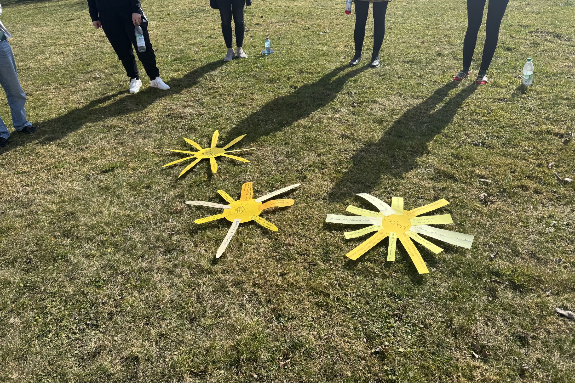 Gebastelte Sterne liegen auf dem Boden