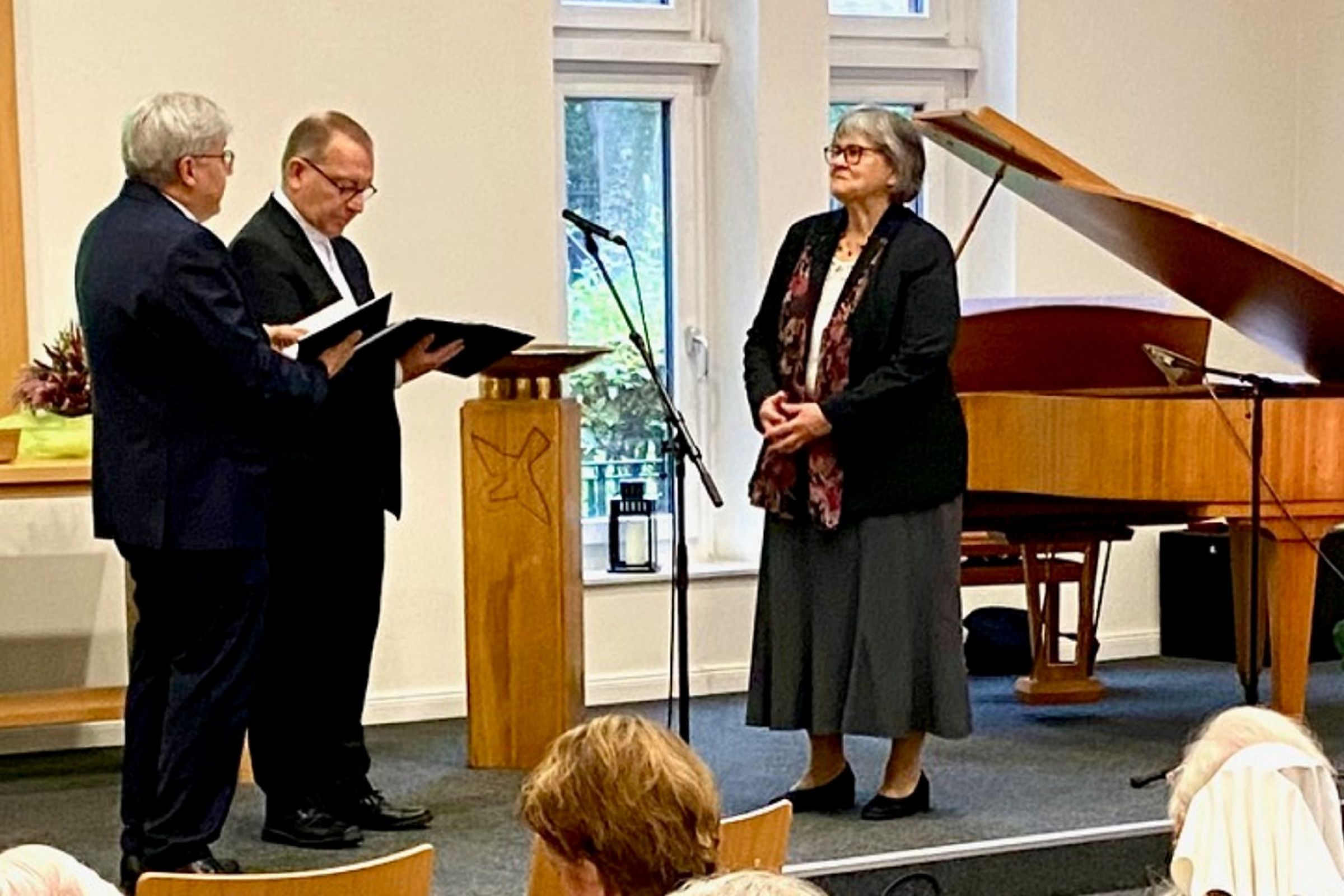 Pastorin Irene Kraft bei ihrer feierlichen Einführung im Rahmen eines Gottesdienstes, neben ihr ein Flügel