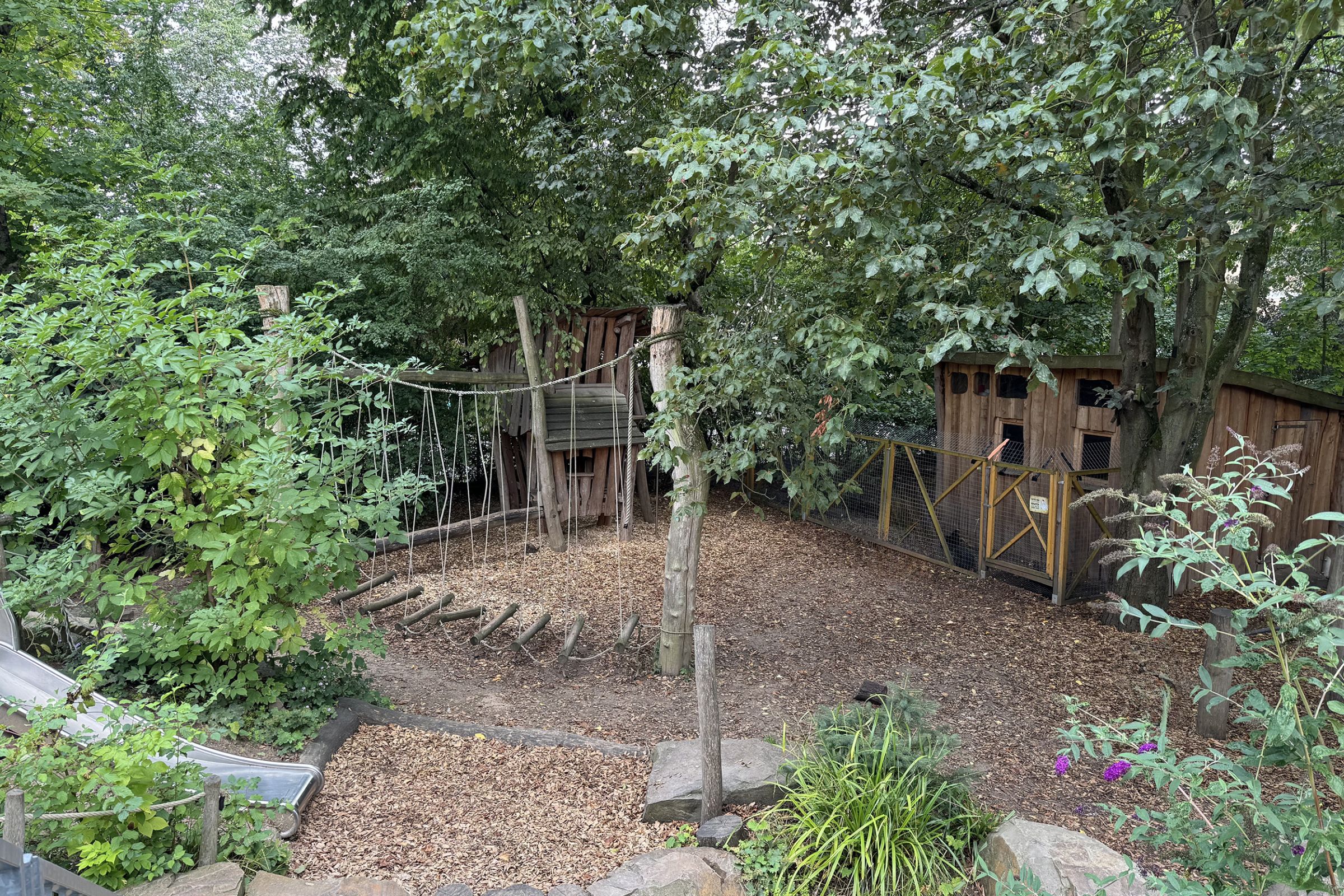 Das Außengelände der Kita Arche Kunterbunt mit Balancierstangen