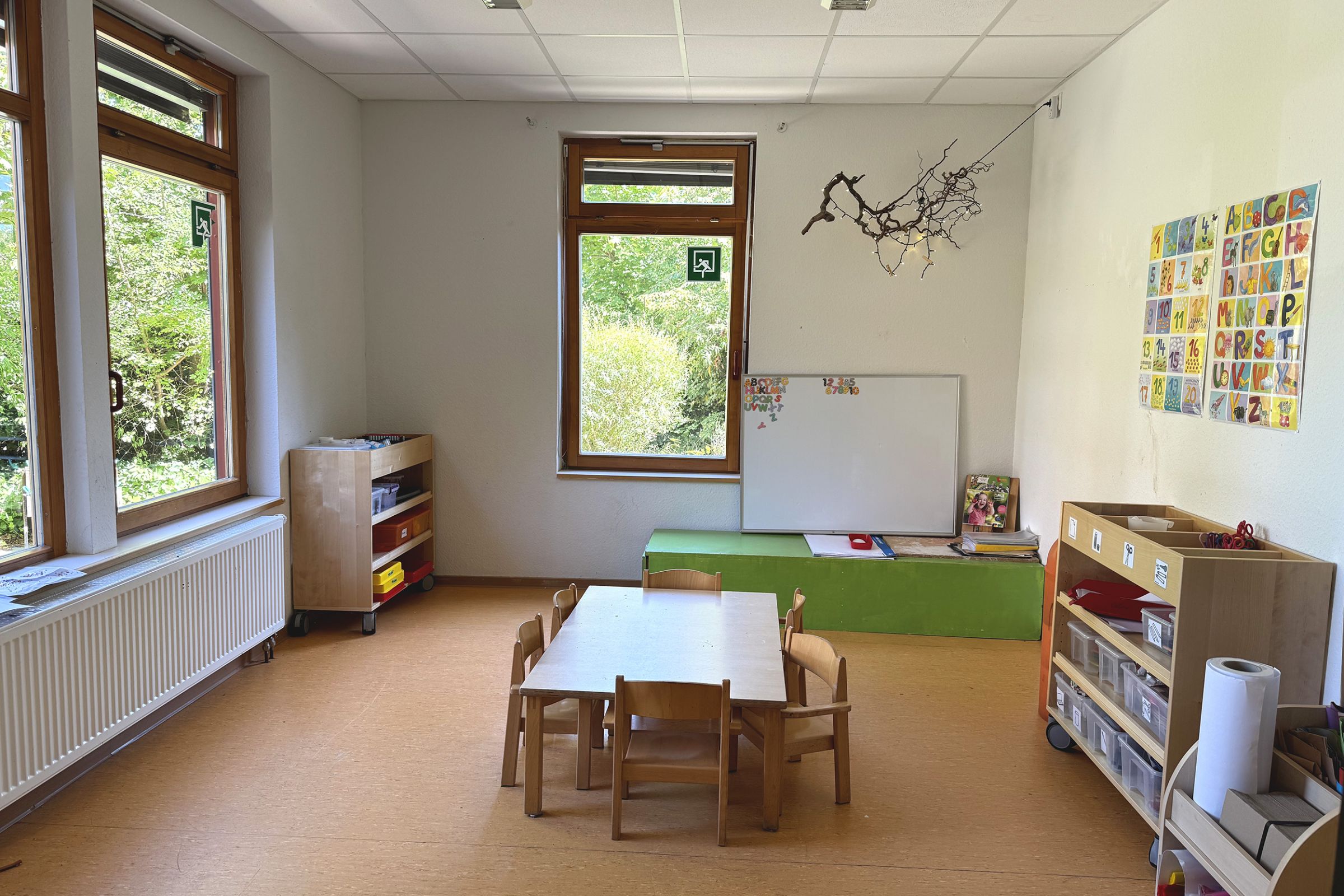 Der Bastelraum der Kita Arche Kunterbunt in Monheim mit kleinem Tisch, kleinen Stühlen und Bastelutensilien