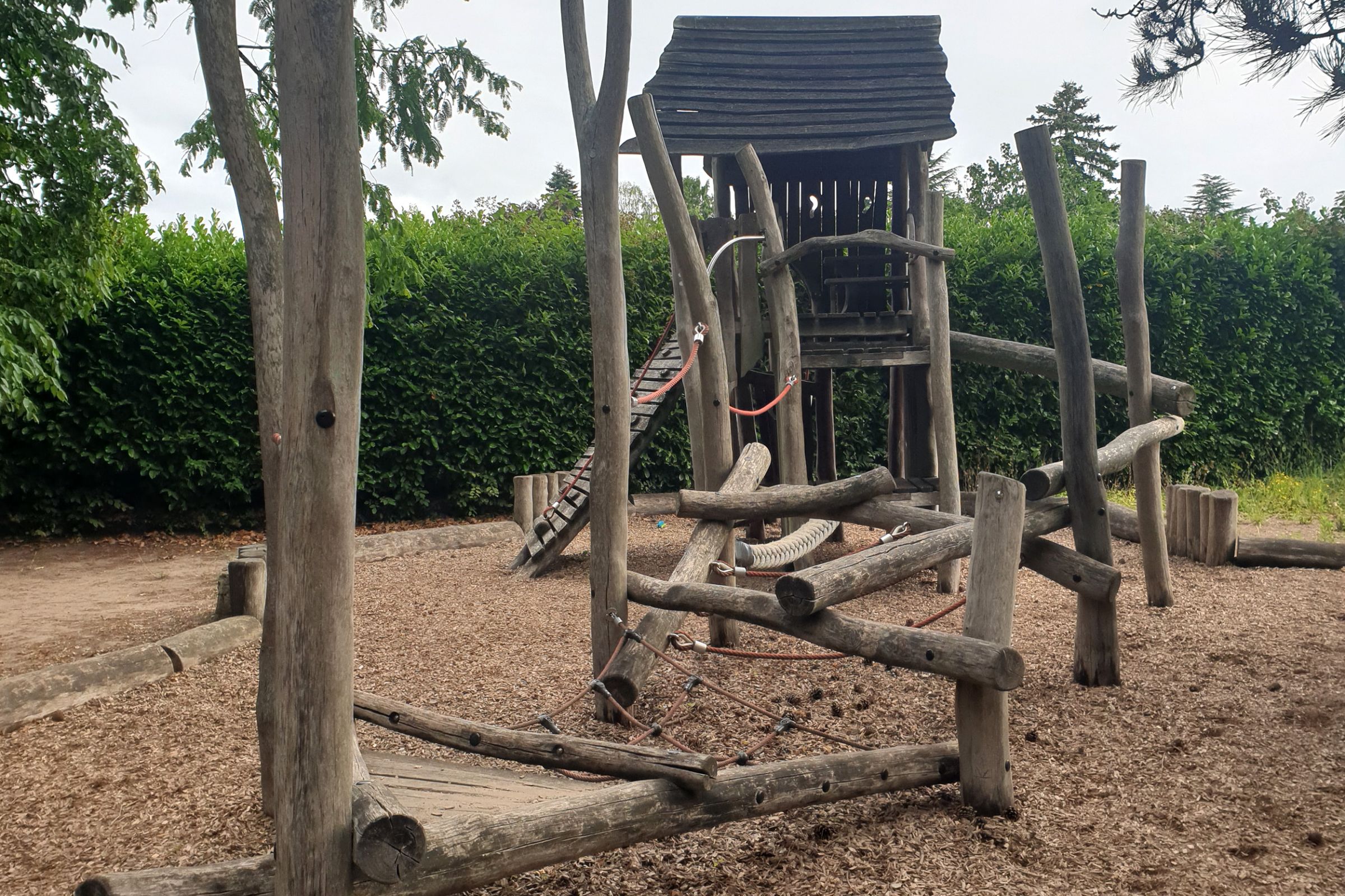 Ein Klettergerüst auf dem Gelände der Ev. Kita Rupelrath.