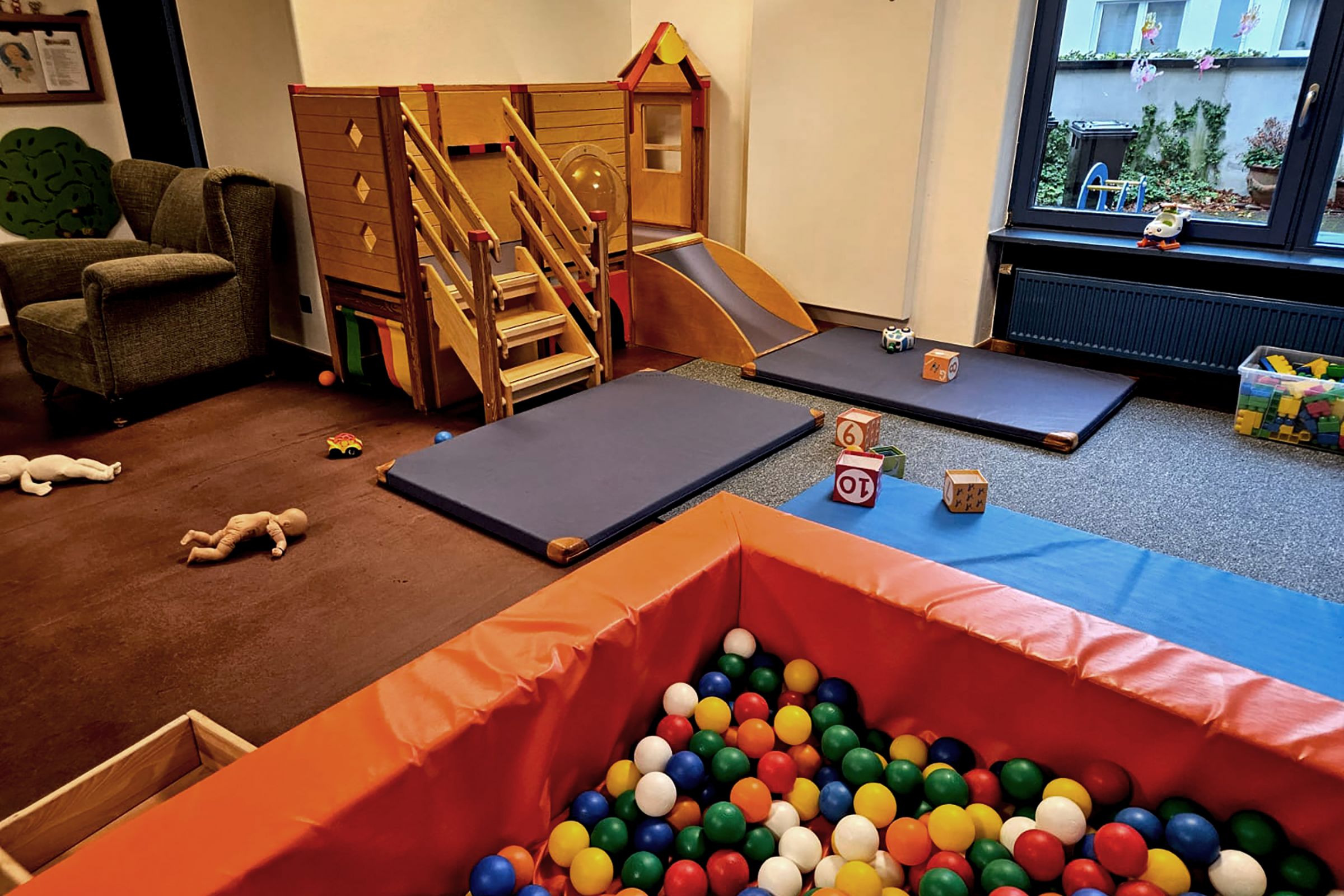 Gruppenraum der Kita Scharrenberger Straße mit einem buntem Bällebad.