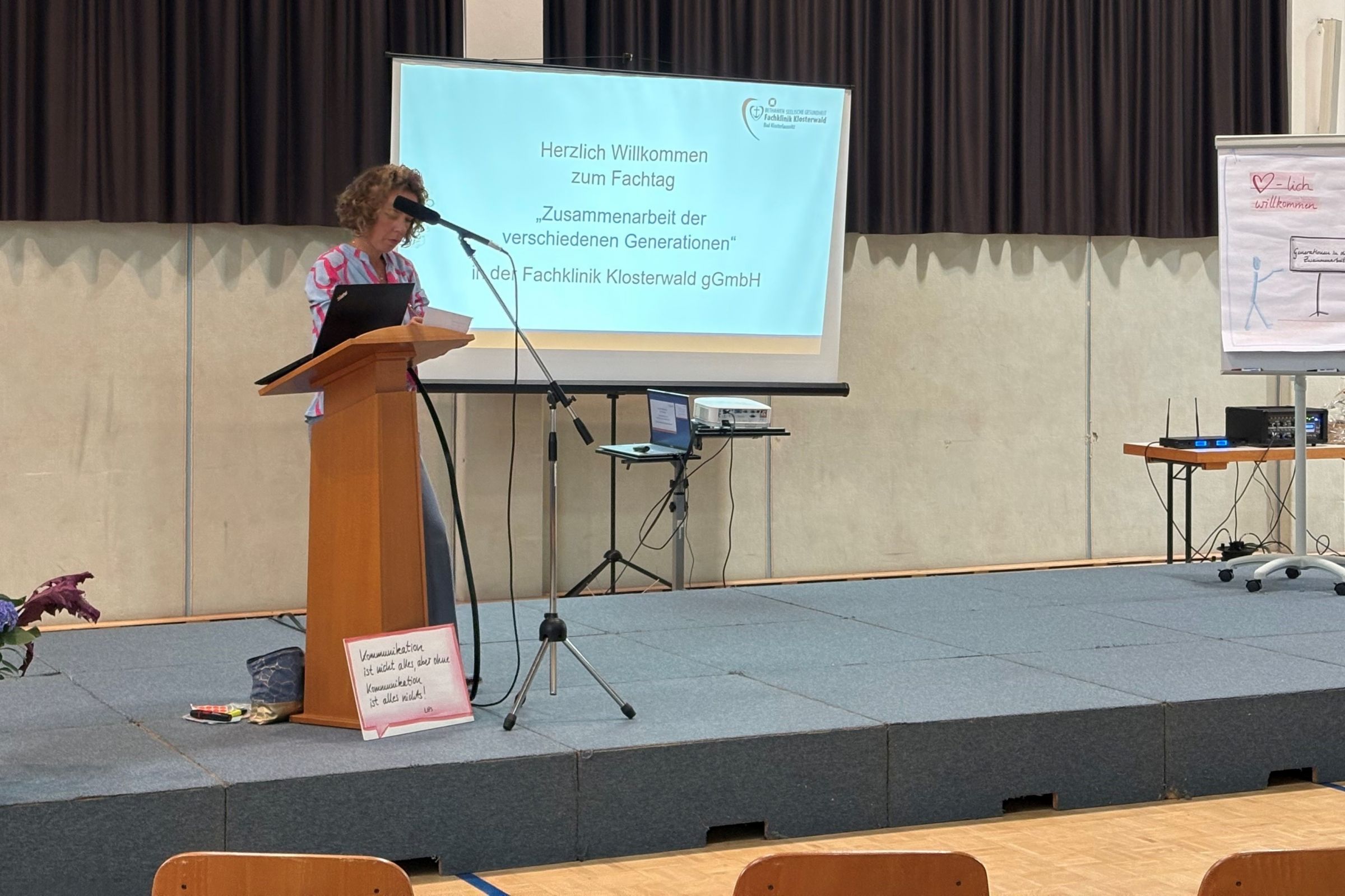 Die Autorin Friederike Fitzel steht auf einer Bühne und spricht am Rednerpult