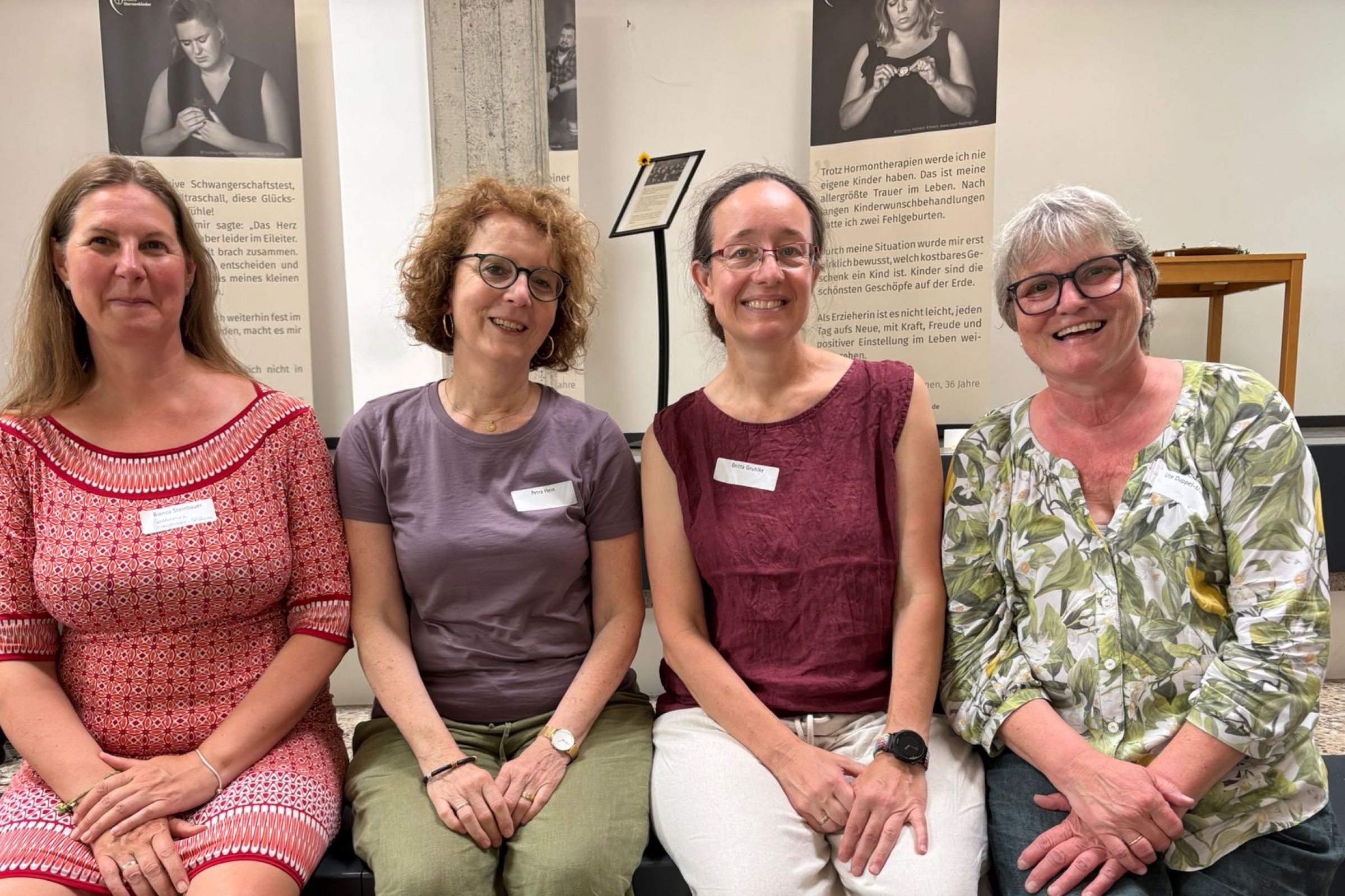Vier Referentinnen des Fachtags Sternenkinder an der Theologischen Hochschule Reutlingen vor der Fotoausstellung „Stille Momente“.