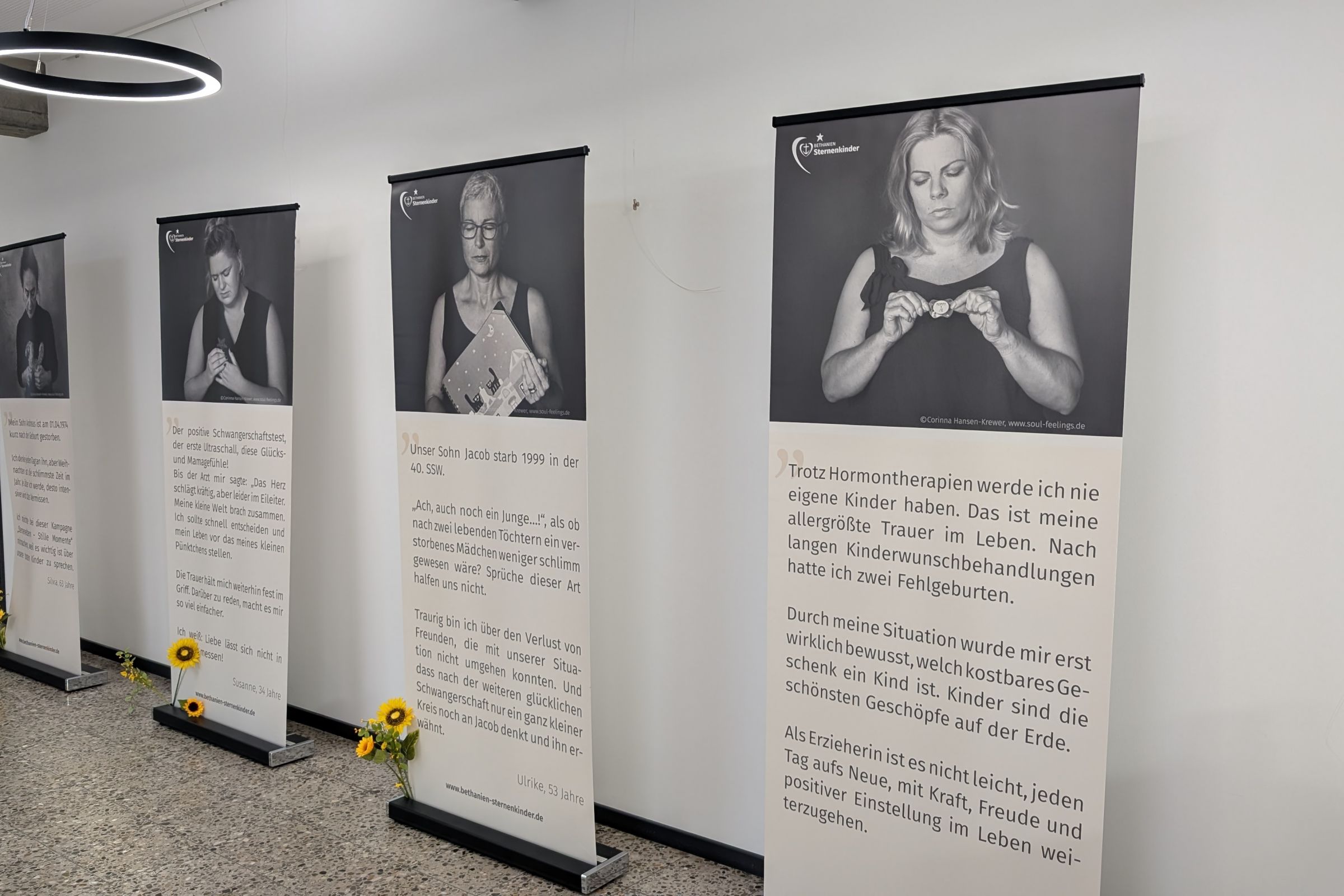 Roll-up-Ausstellung „Stille Momente“ beim Fachtag Sternenkinder an der Theologischen Hochschule Reutlingen.