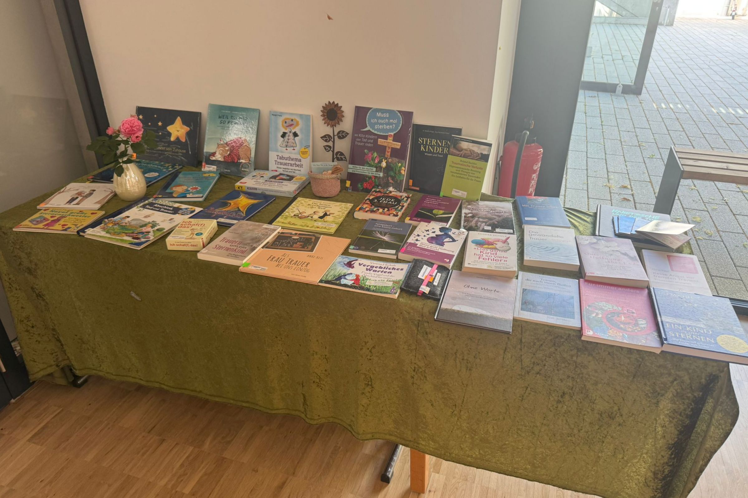Büchertisch mit Fachliteratur und Kinderbüchern zum Thema Sternenkinder und Trauerbegleitung.