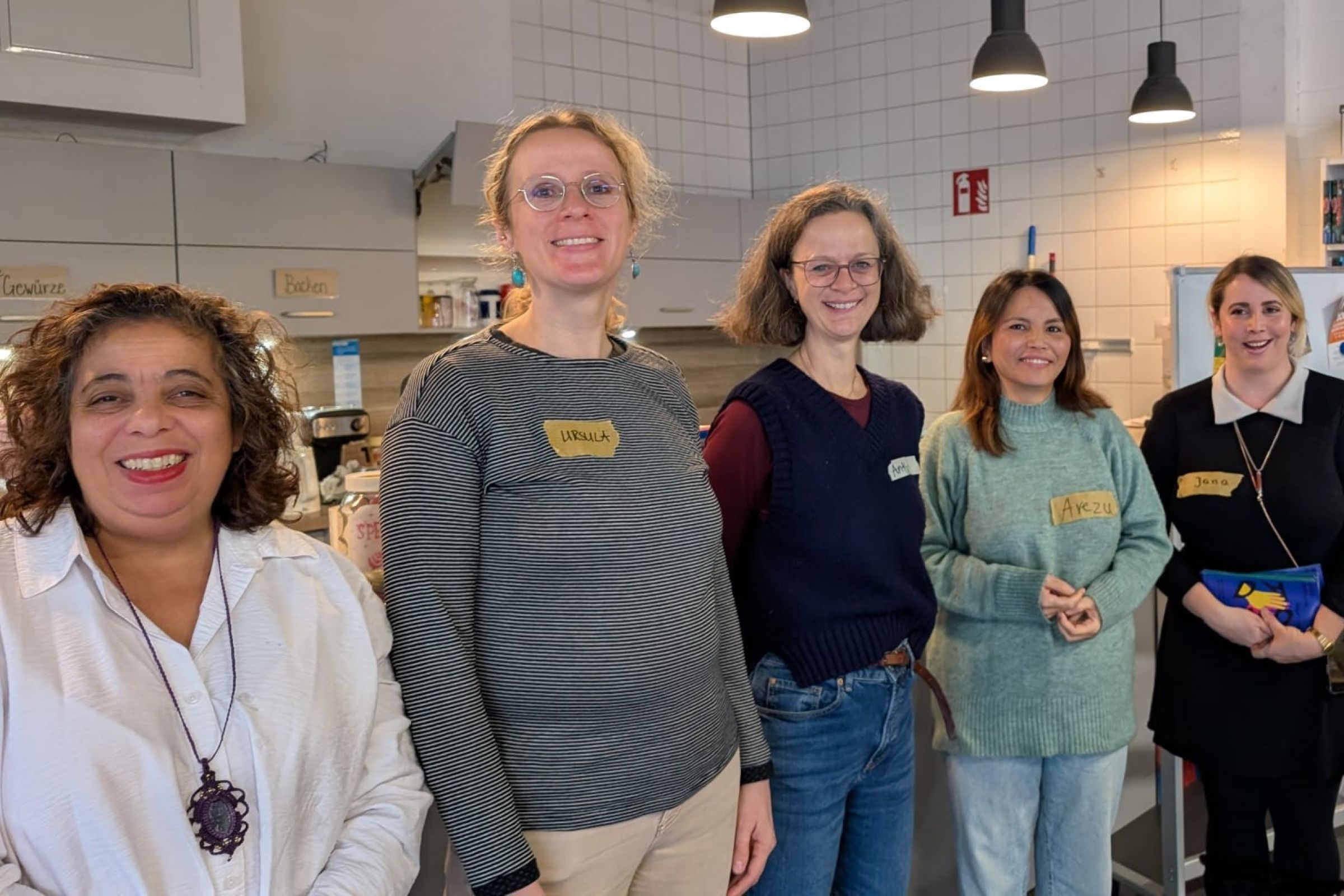 Gruppenbild mit Antje Wooge und drei Referentinnen, lachend