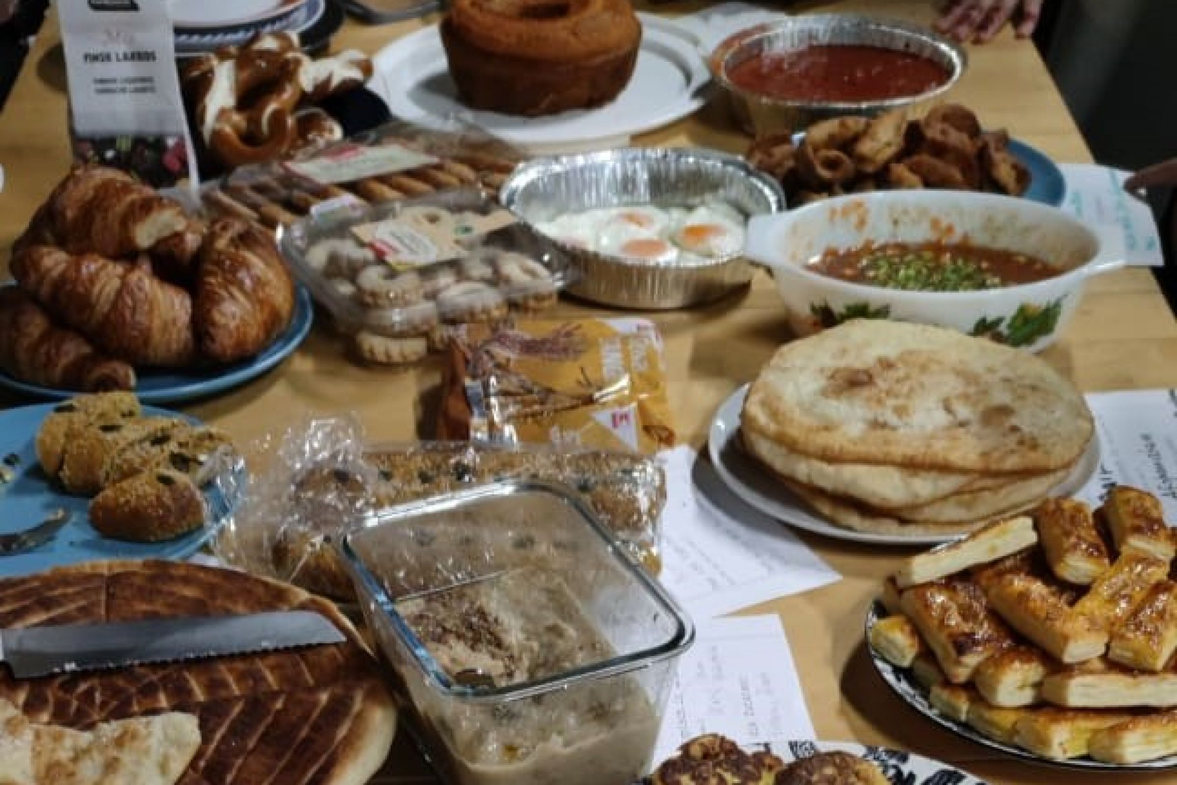 Verschiedene internationale Spezialitäten zum Essen als Buffet auf einem Tisch