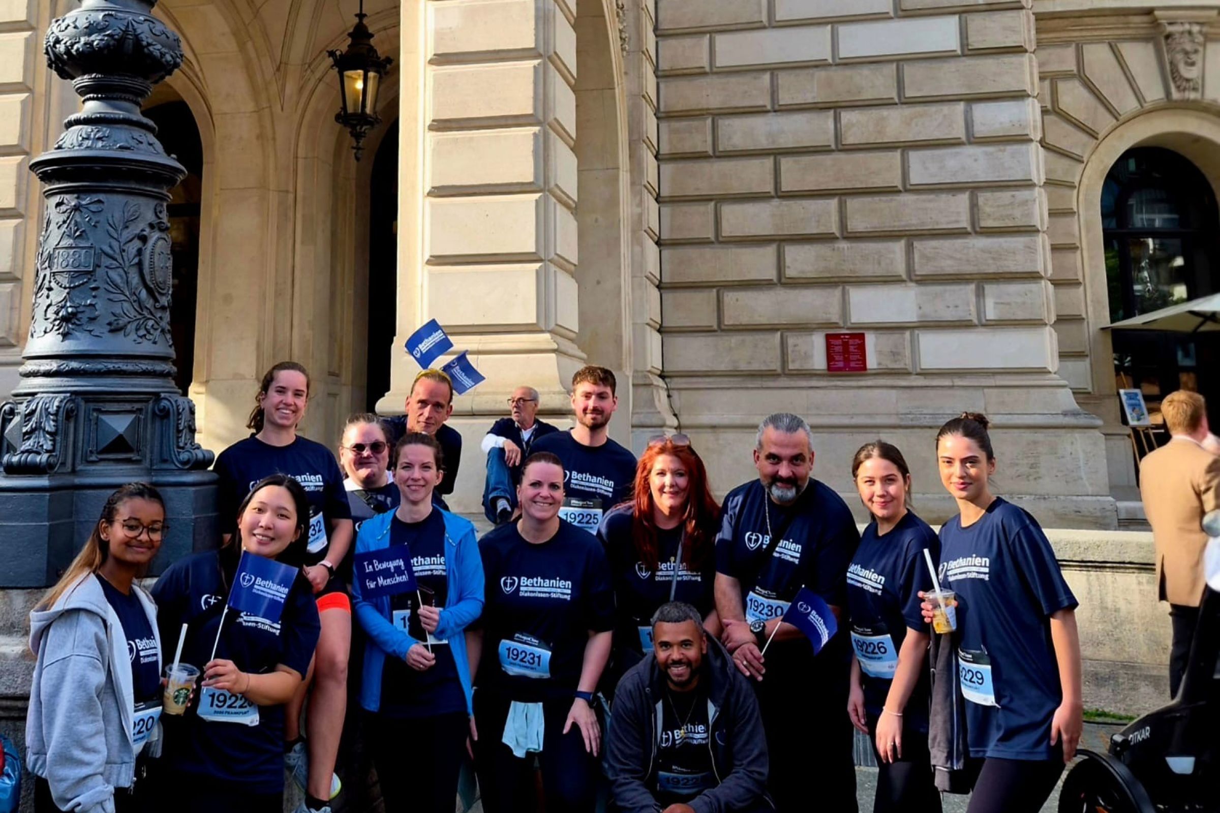 Läuferinnen und Läufer auf einem Gruppenfoto vor der Oper in Frankfurt