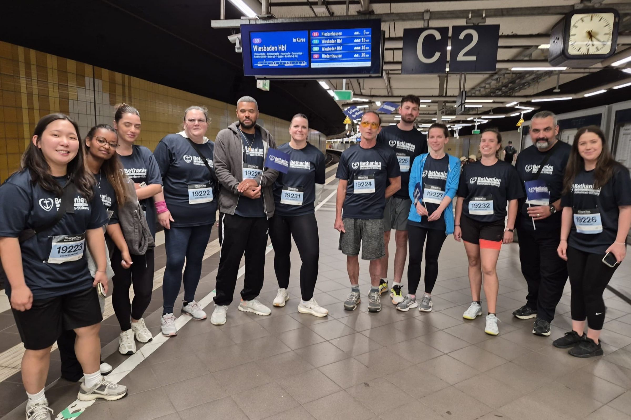 Läuferinnen und Läufer auf einem Gruppenfoto in der U-Bahn am Südbahnhof