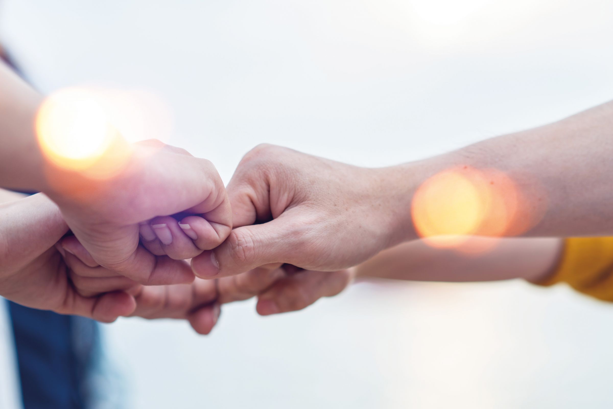 Jugendliche halten ihre Hände zusammen 