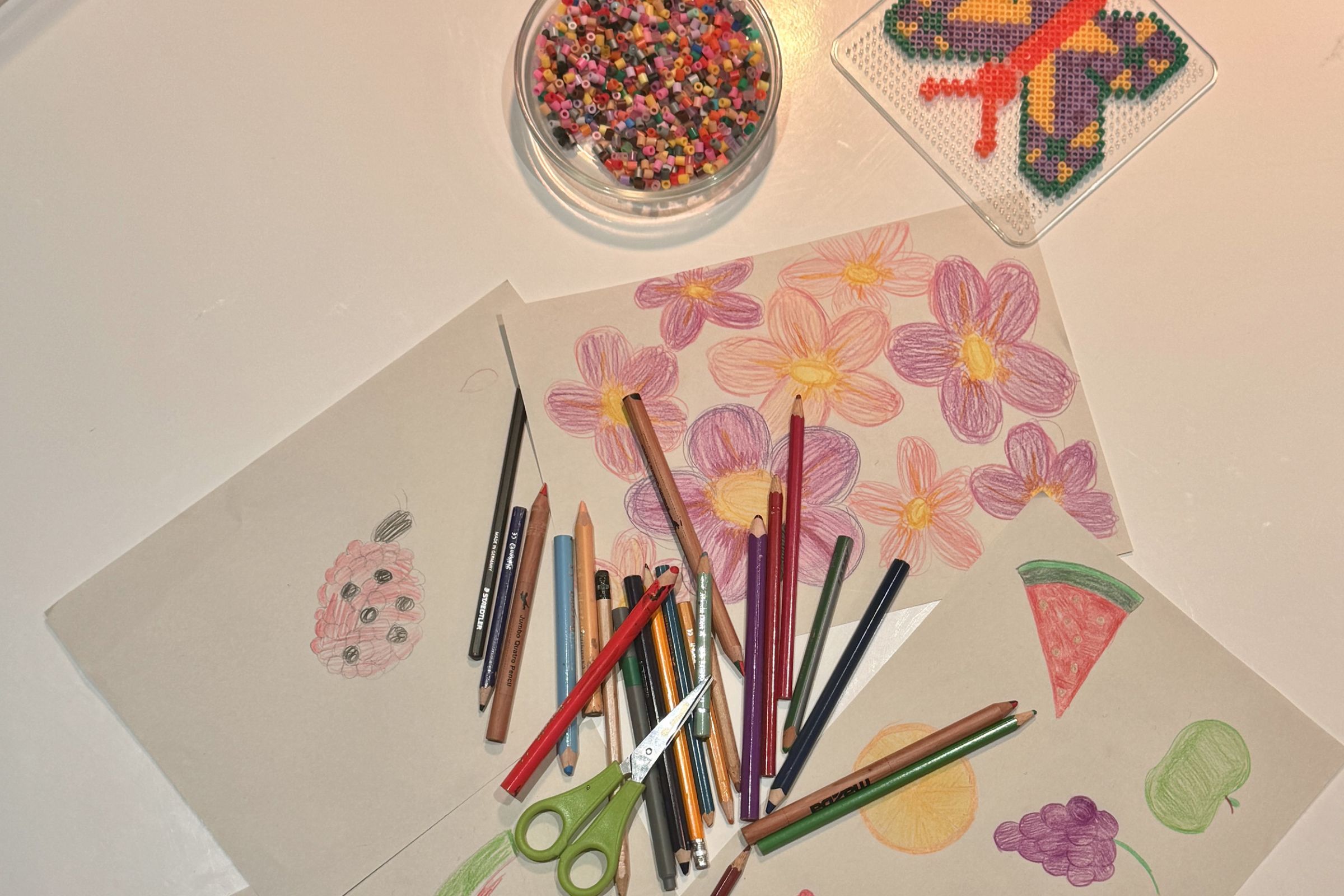 Bastelmaterialien und Kunstwerke der Besucher:innen im Jugendzentrum