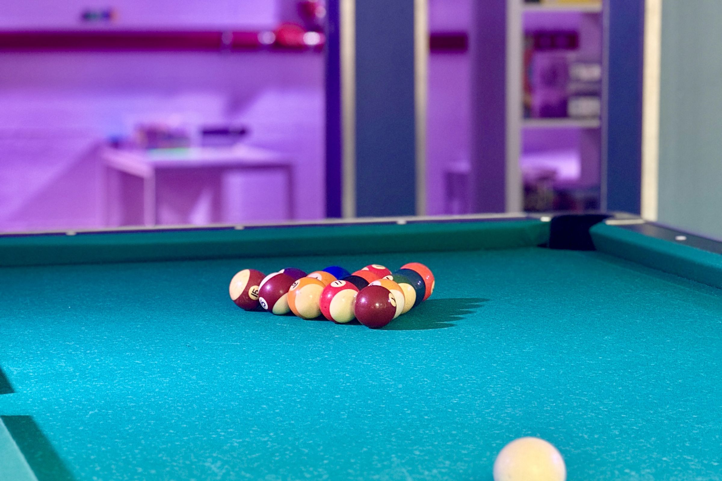 ein Billardtisch mit blauer Beleuchtung
