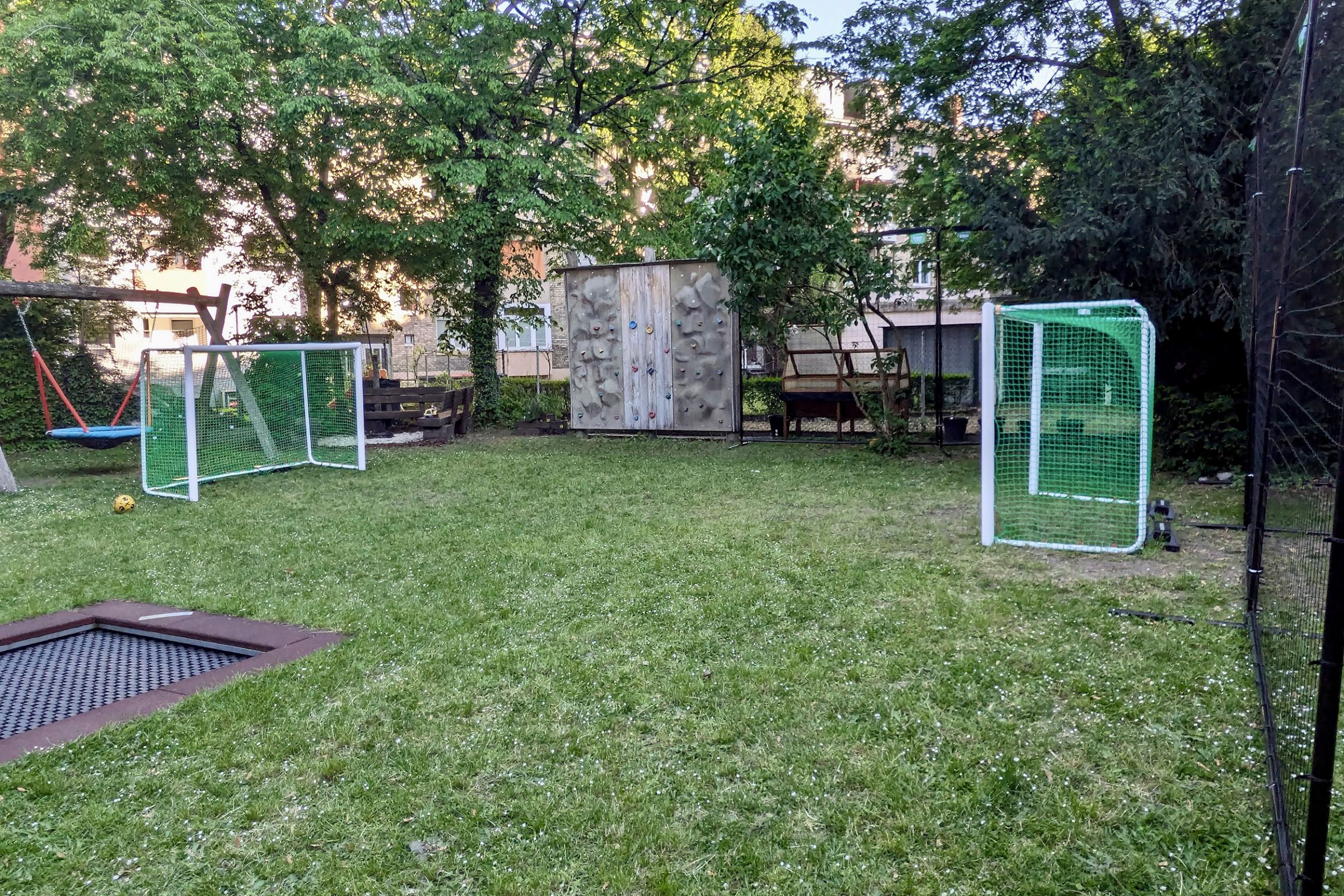 Außenbereich mit Rasen und Fußballtoren