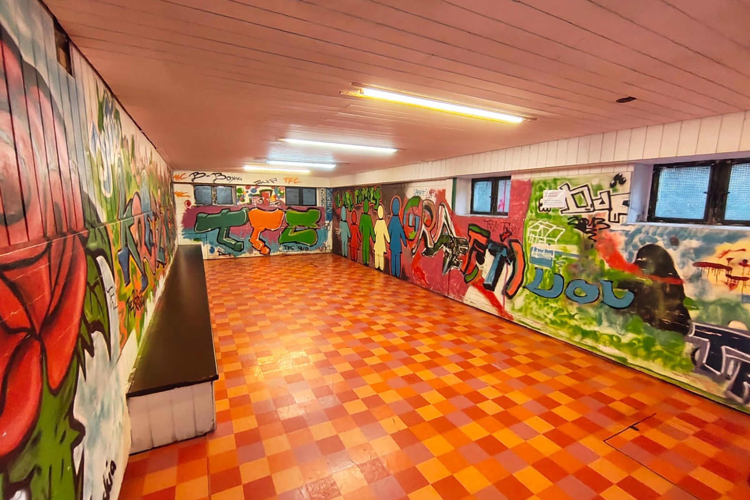 Ein Raum mit Graffiti im Juze Kreuzstraße