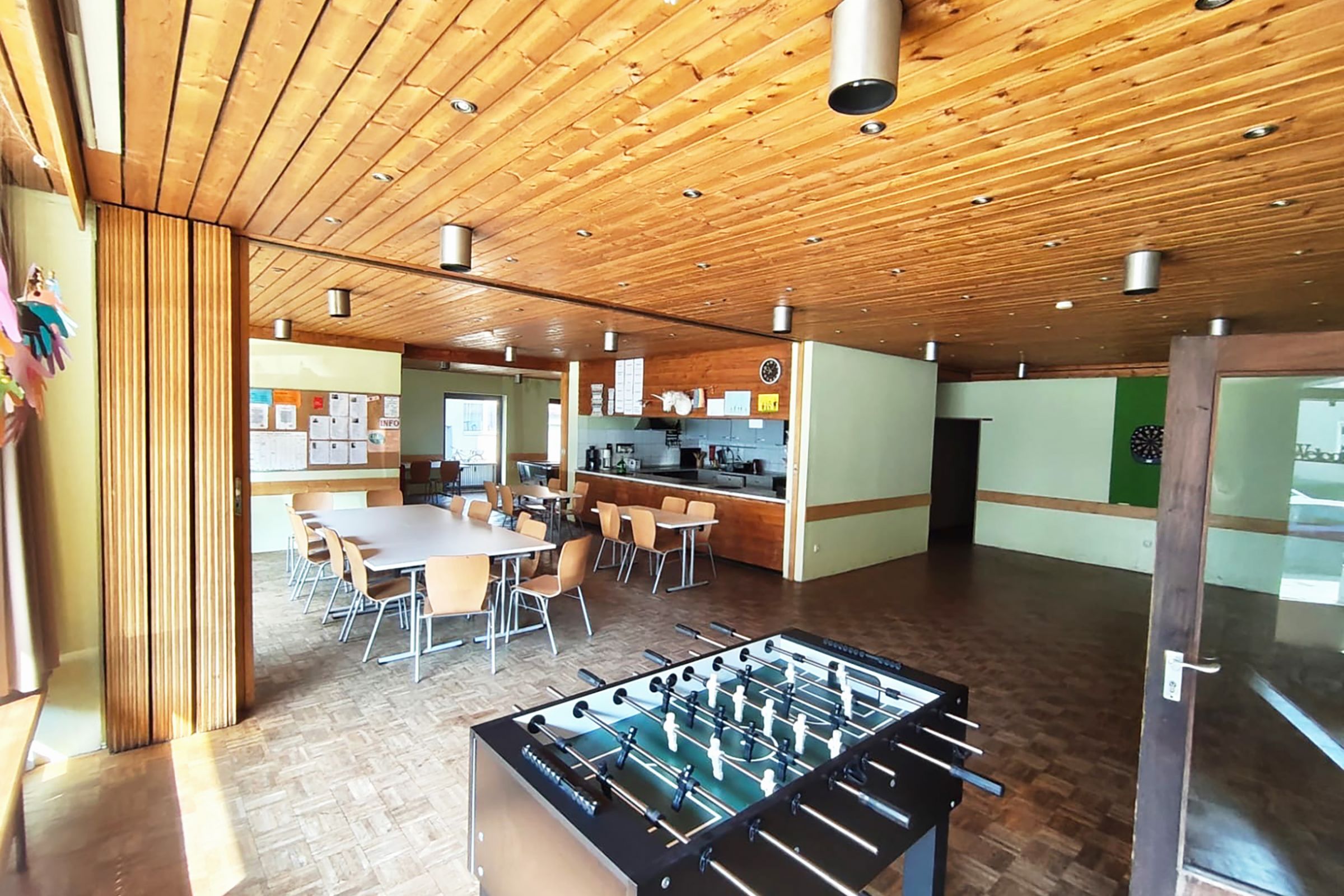 Ein Raum mit Tischkicker im Juze Kreuzstraße