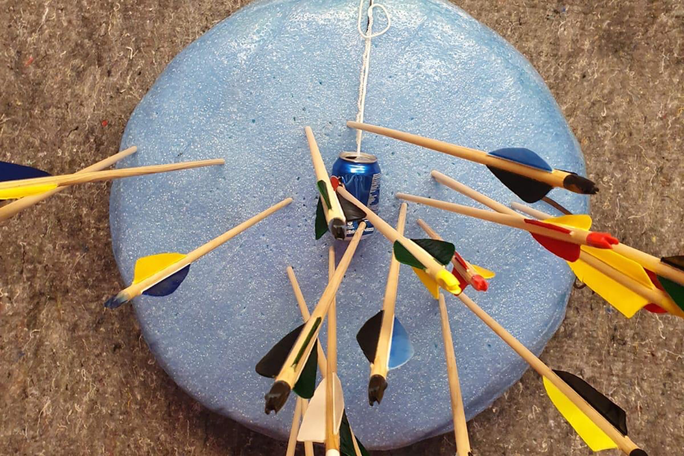 Ein Zielscheibe mit Pfeilen