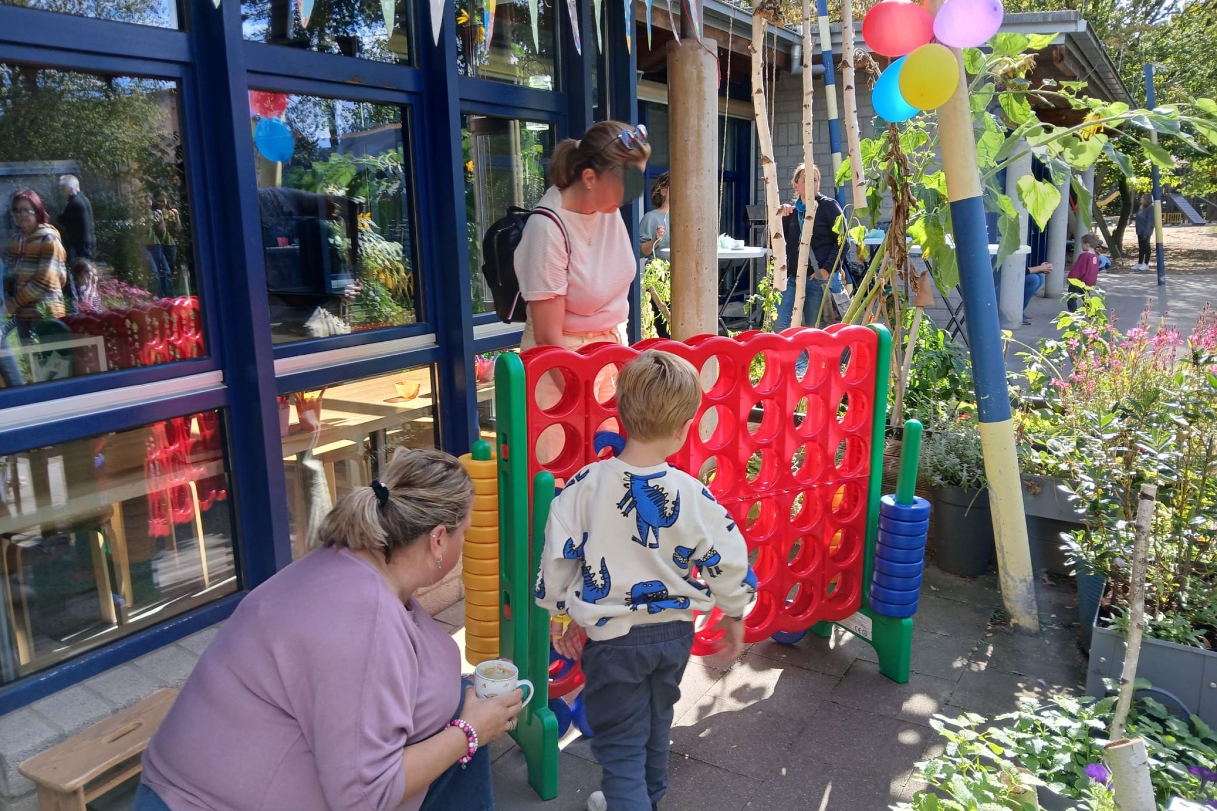 Weltkindertag Vier-Gewinnt Die Besucher der Veranstaltung spielen zusammen Vier-Gewinnt
