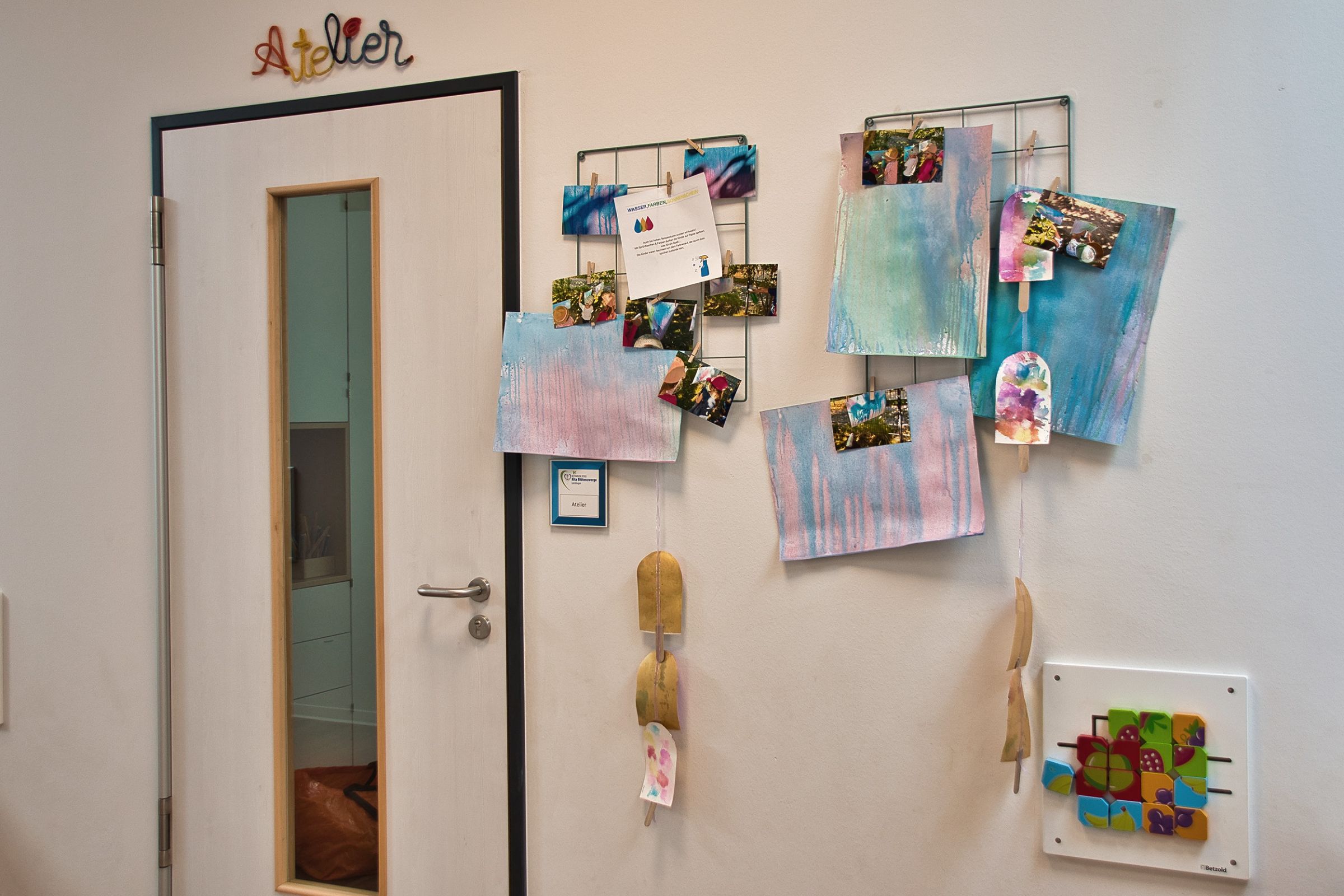 Eine Bilderwand im Atelier der Kita. 