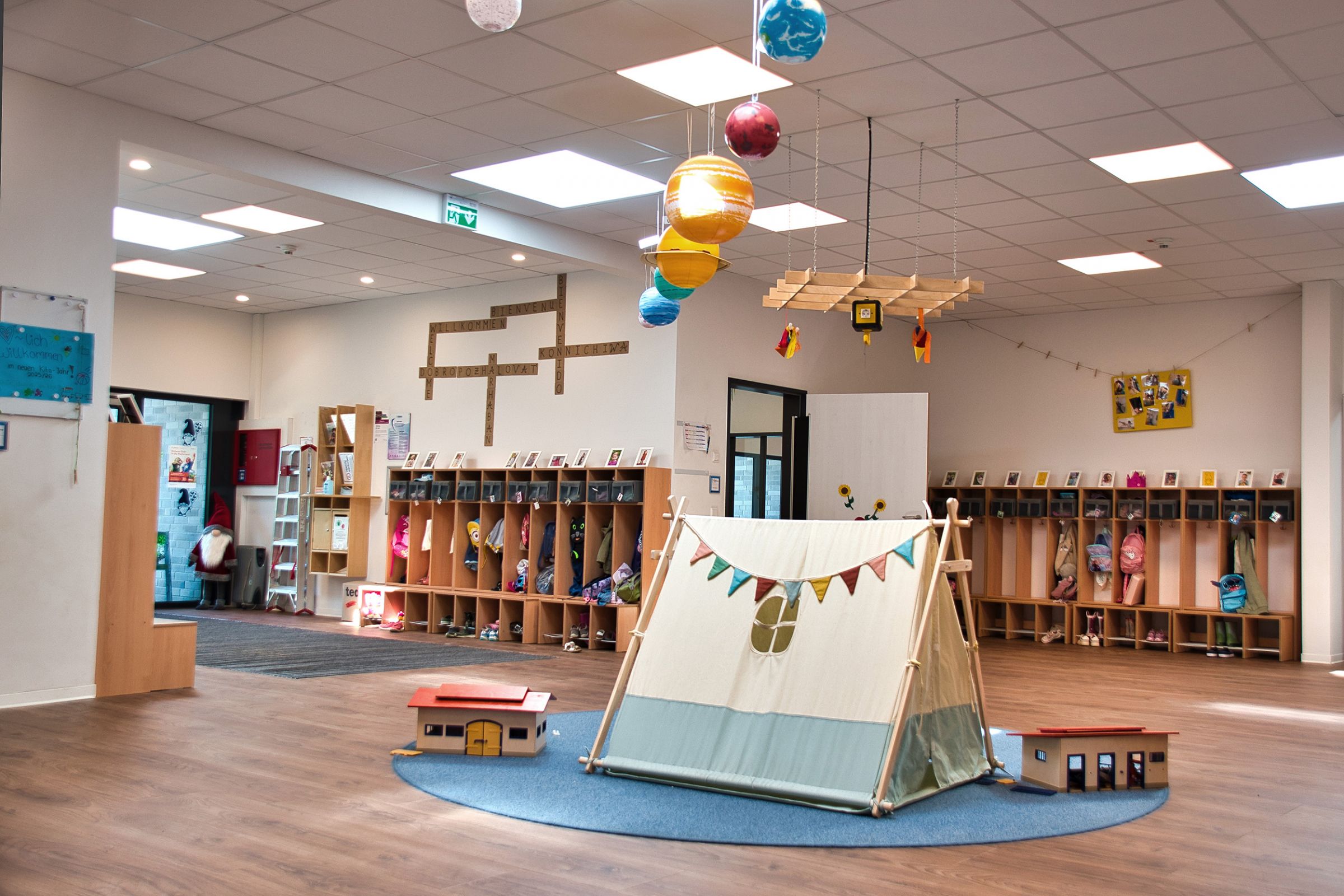 Der Eingangsbereich der Kita mit Garderoben für die Kinder.