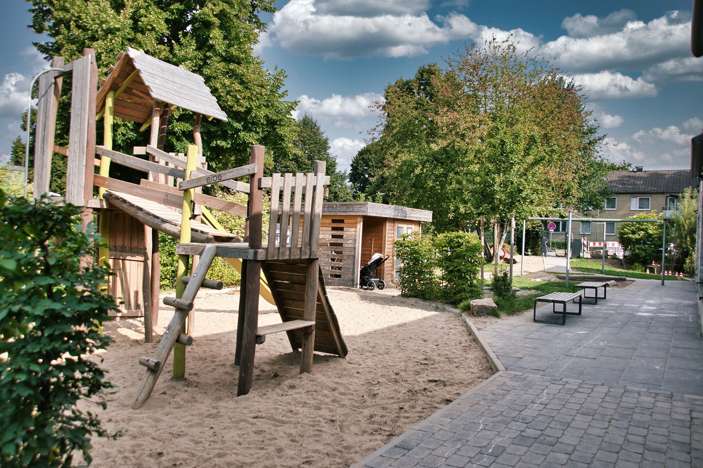 Das Klettergerüst auf dem Außengelände der Kita. 