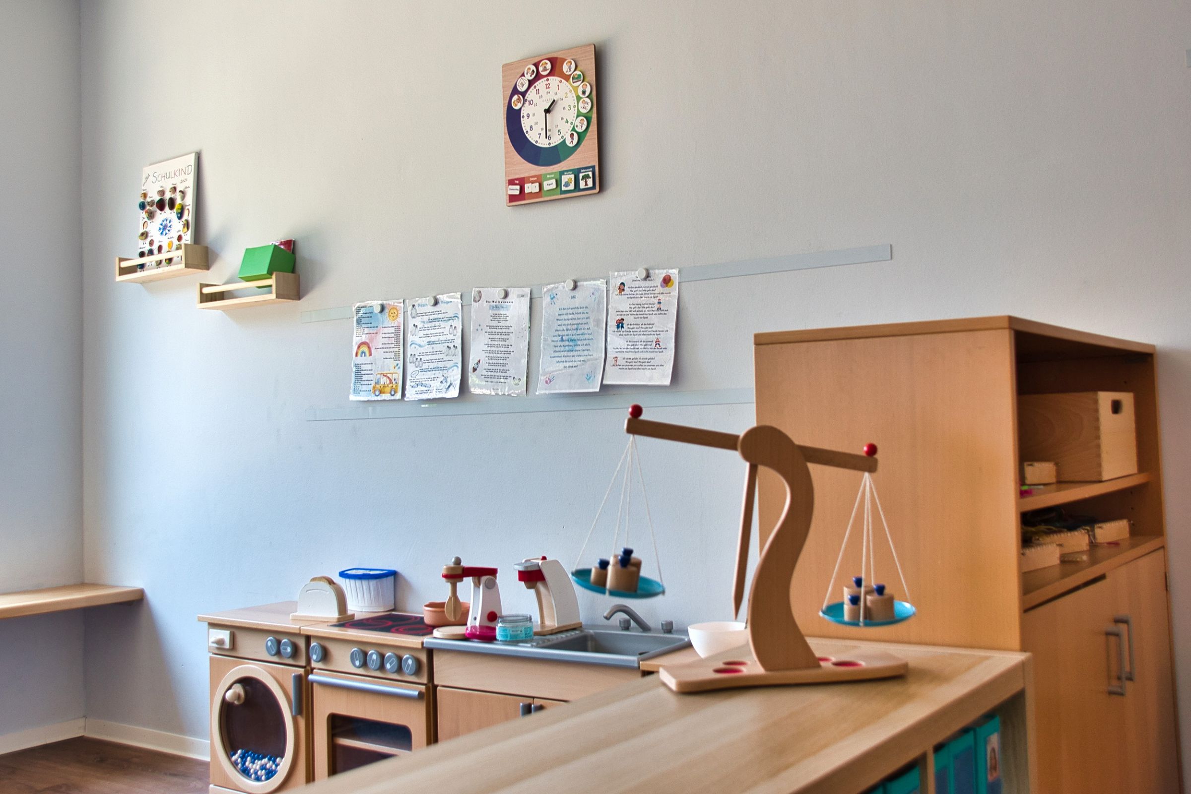 Die Spielküche der Kita mit einer Waage im Vordergrund. 