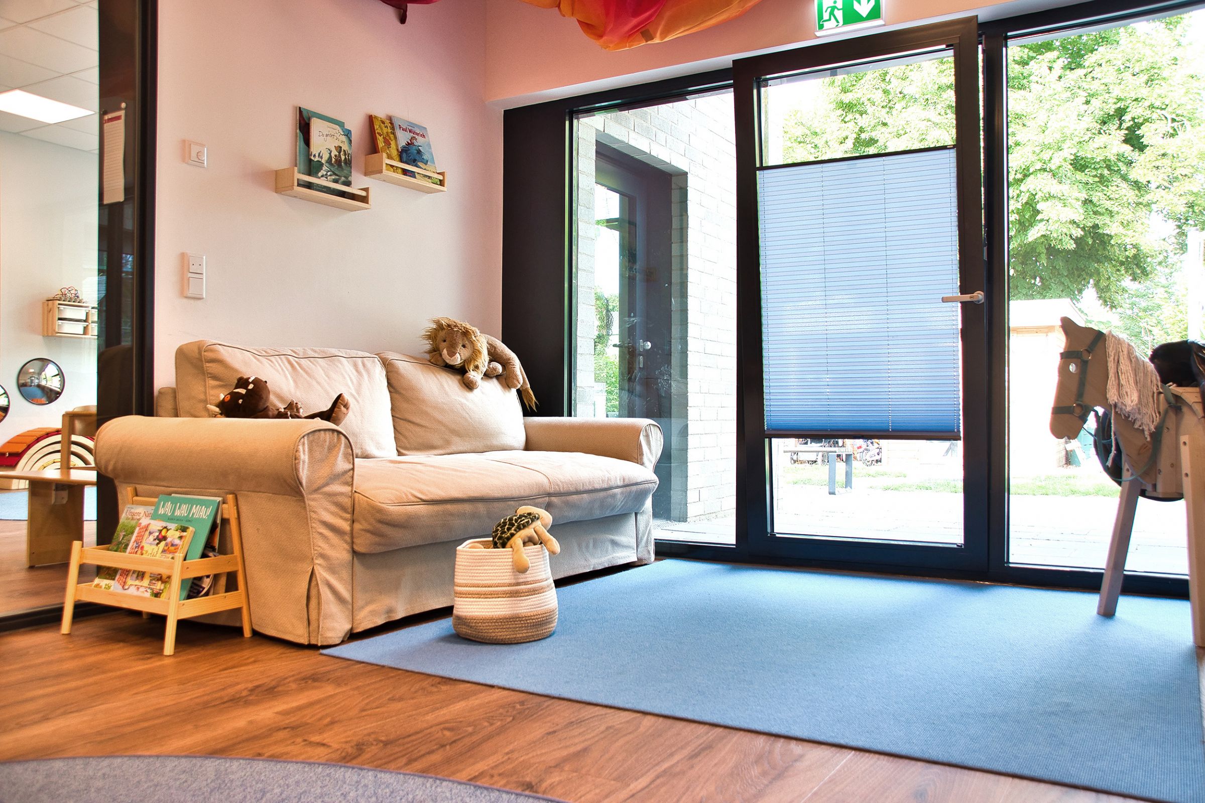 Eine kleine Leseecke mit Sofa. 