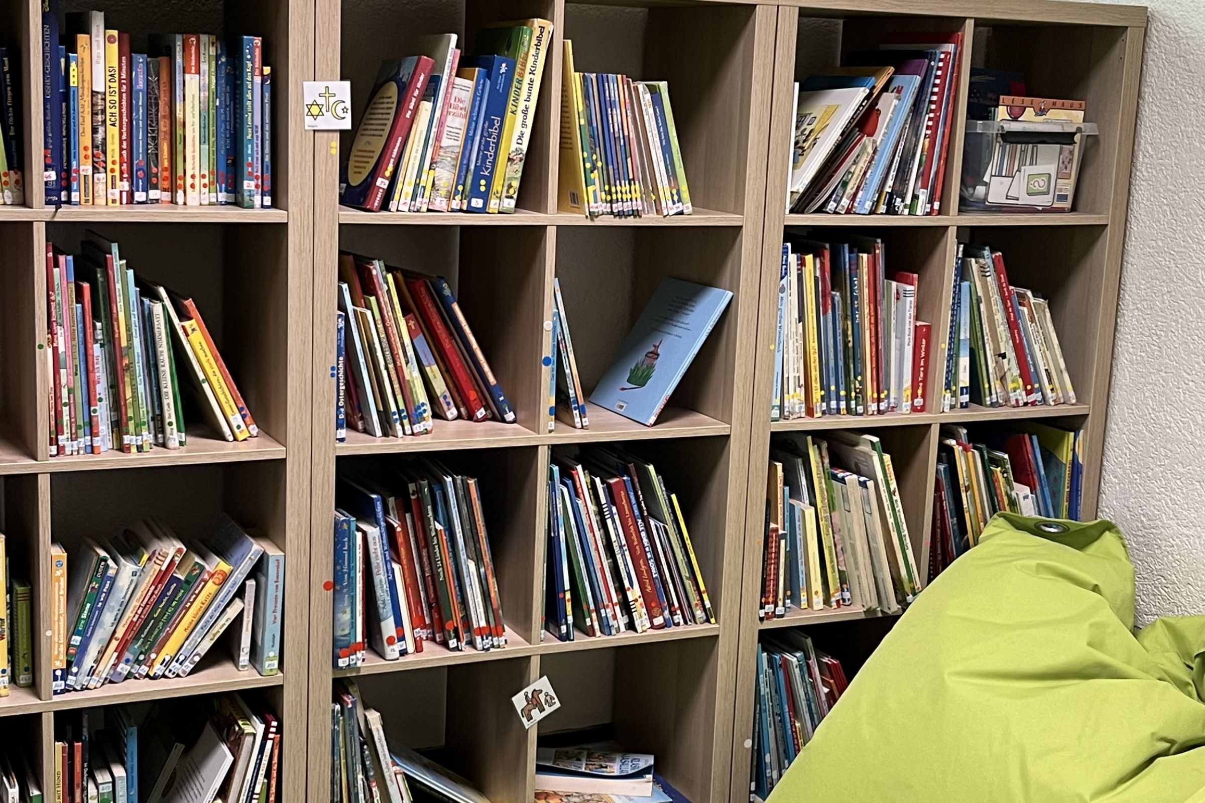 Das Bücherregal in der Kita Die kleinen Strolche